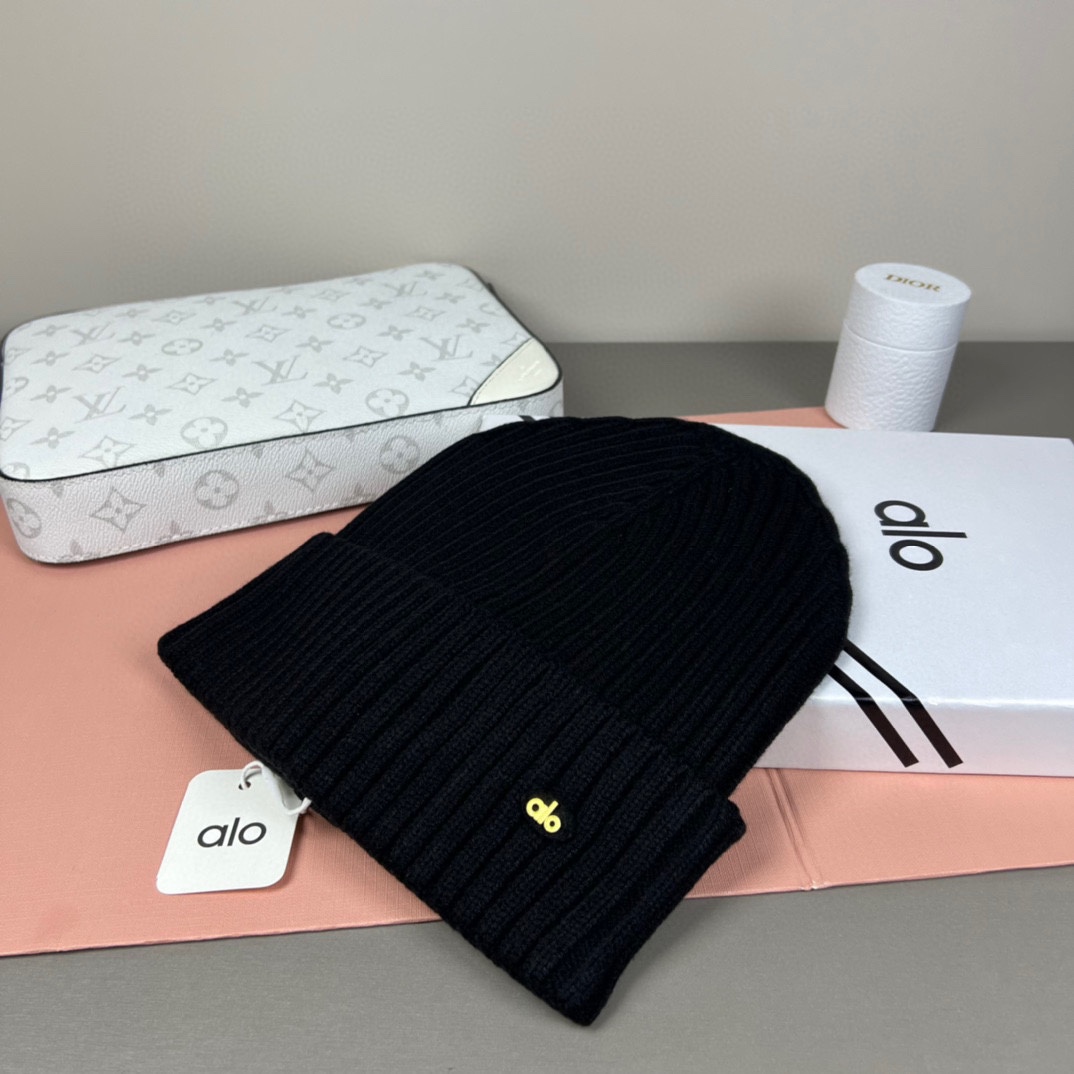 。Alo Yoga 精疏羊毛品质，博主推荐 最新时尚前卫的休闲设计风格，藏着不动声色的高级感，每一处线条