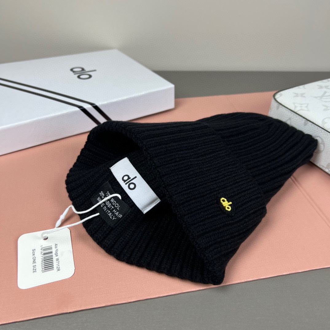 。Alo Yoga 精疏羊毛品质，博主推荐 最新时尚前卫的休闲设计风格，藏着不动声色的高级感，每一处线条