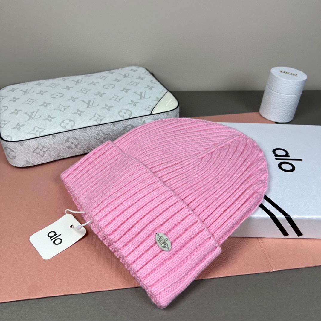 。Alo Yoga 精疏羊毛品质，博主推荐 最新时尚前卫的休闲设计风格，藏着不动声色的高级感，每一处线条