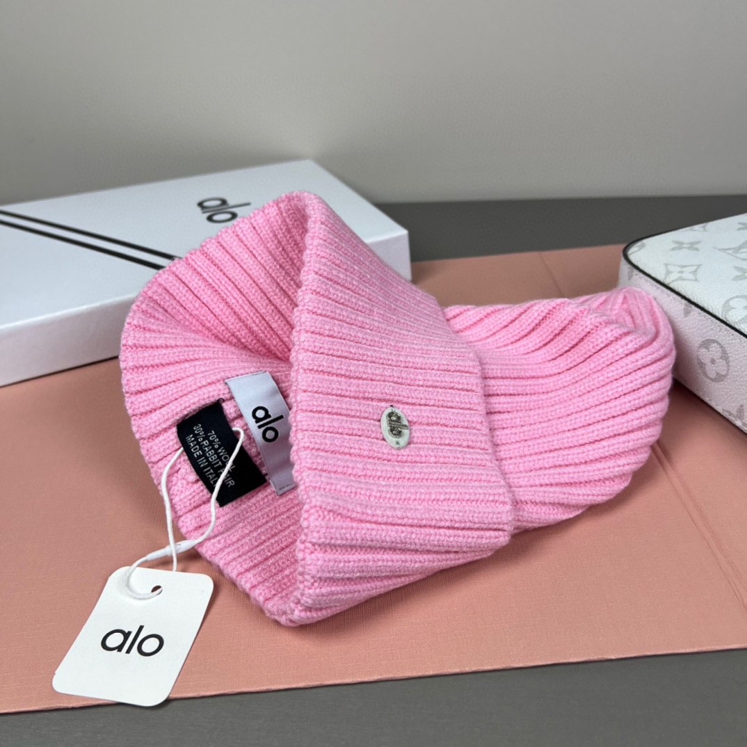 。Alo Yoga 精疏羊毛品质，博主推荐 最新时尚前卫的休闲设计风格，藏着不动声色的高级感，每一处线条