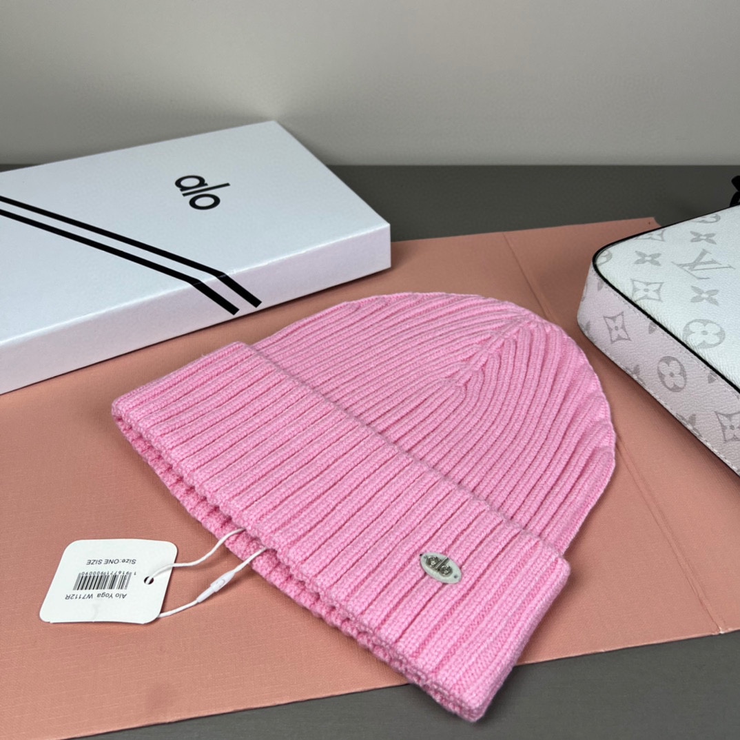 。Alo Yoga 精疏羊毛品质，博主推荐 最新时尚前卫的休闲设计风格，藏着不动声色的高级感，每一处线条