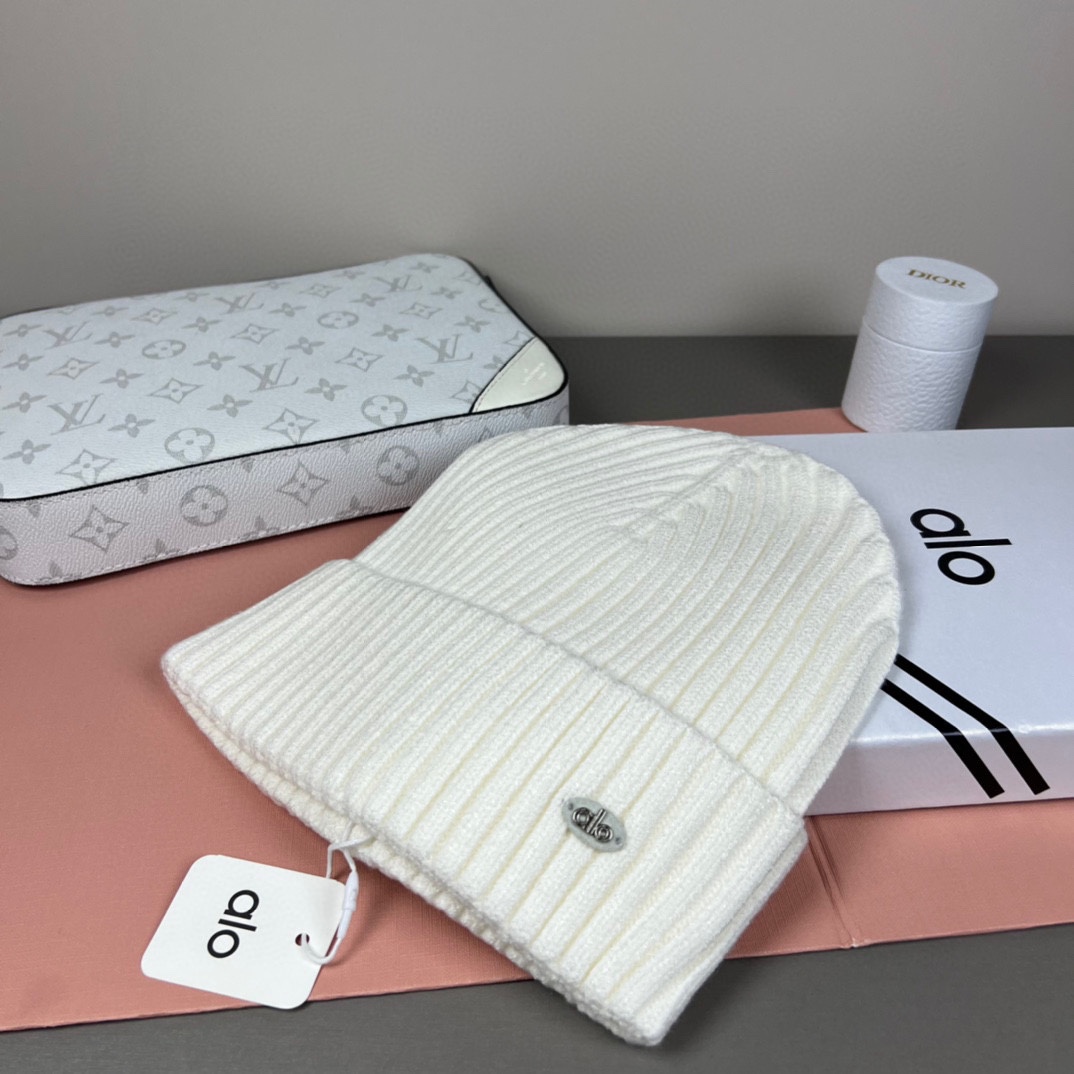 。Alo Yoga 精疏羊毛品质，博主推荐 最新时尚前卫的休闲设计风格，藏着不动声色的高级感，每一处线条