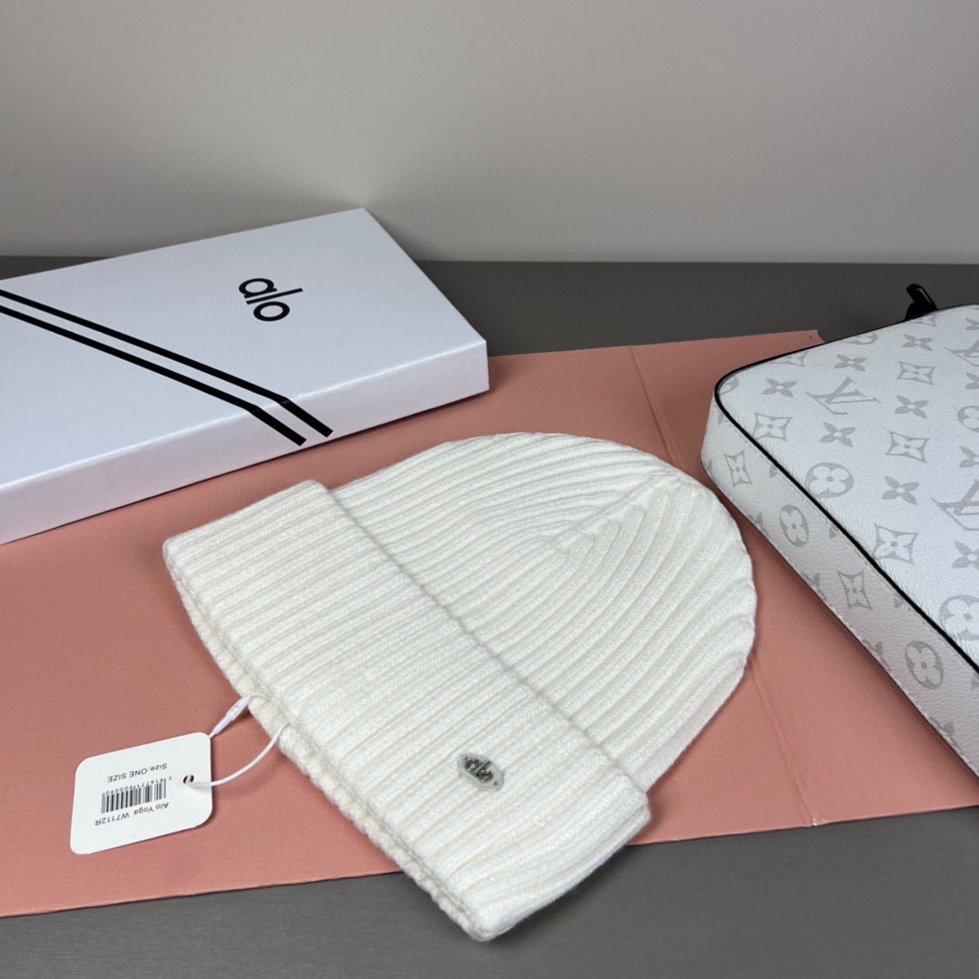 。Alo Yoga 精疏羊毛品质，博主推荐 最新时尚前卫的休闲设计风格，藏着不动声色的高级感，每一处线条