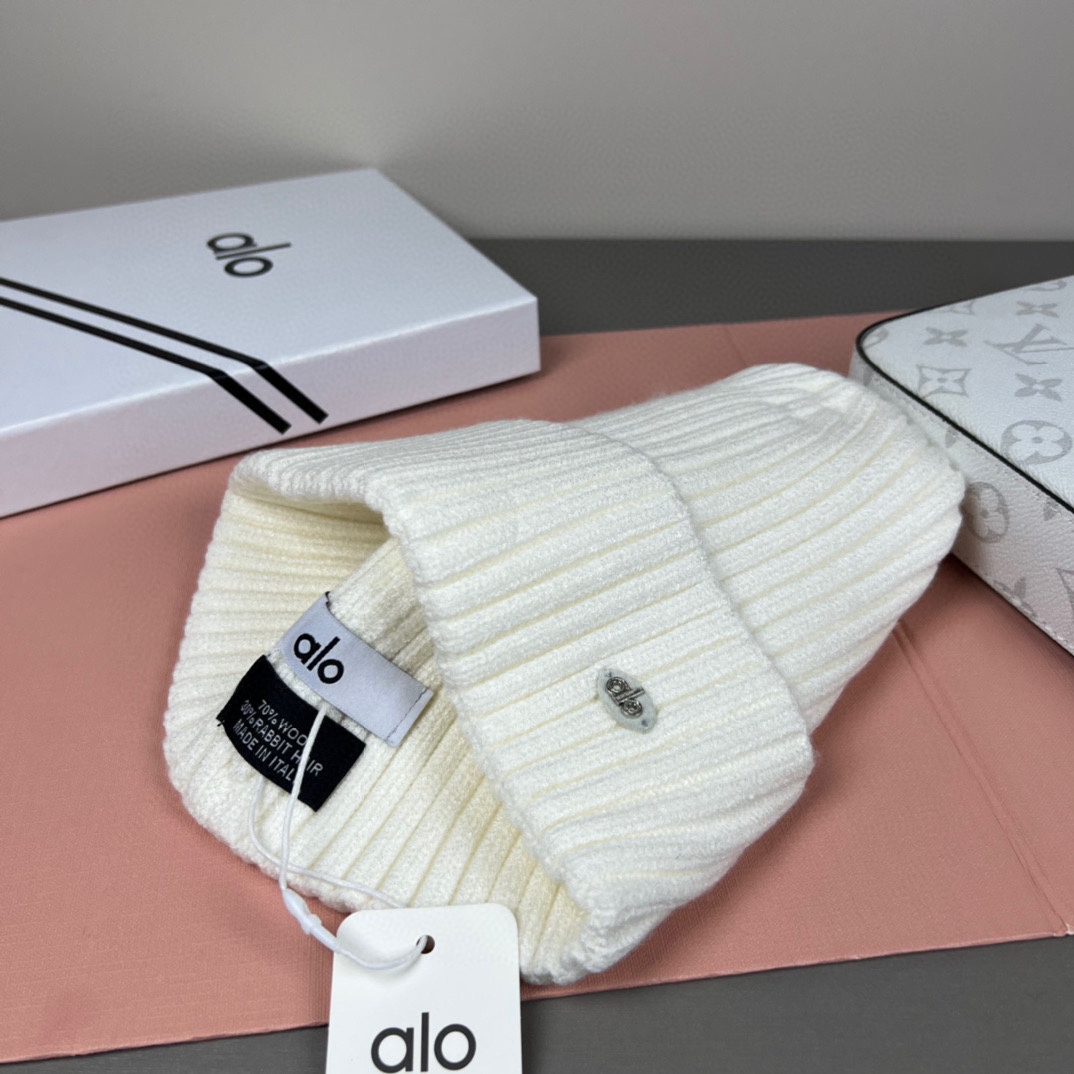 。Alo Yoga 精疏羊毛品质，博主推荐 最新时尚前卫的休闲设计风格，藏着不动声色的高级感，每一处线条