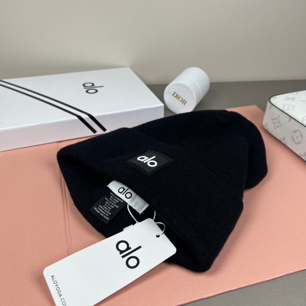 。Alo Yoga 精疏羊毛品质，博主推荐 最新时尚前卫的休闲设计风格，藏着不动声色的高级感，每一处线条