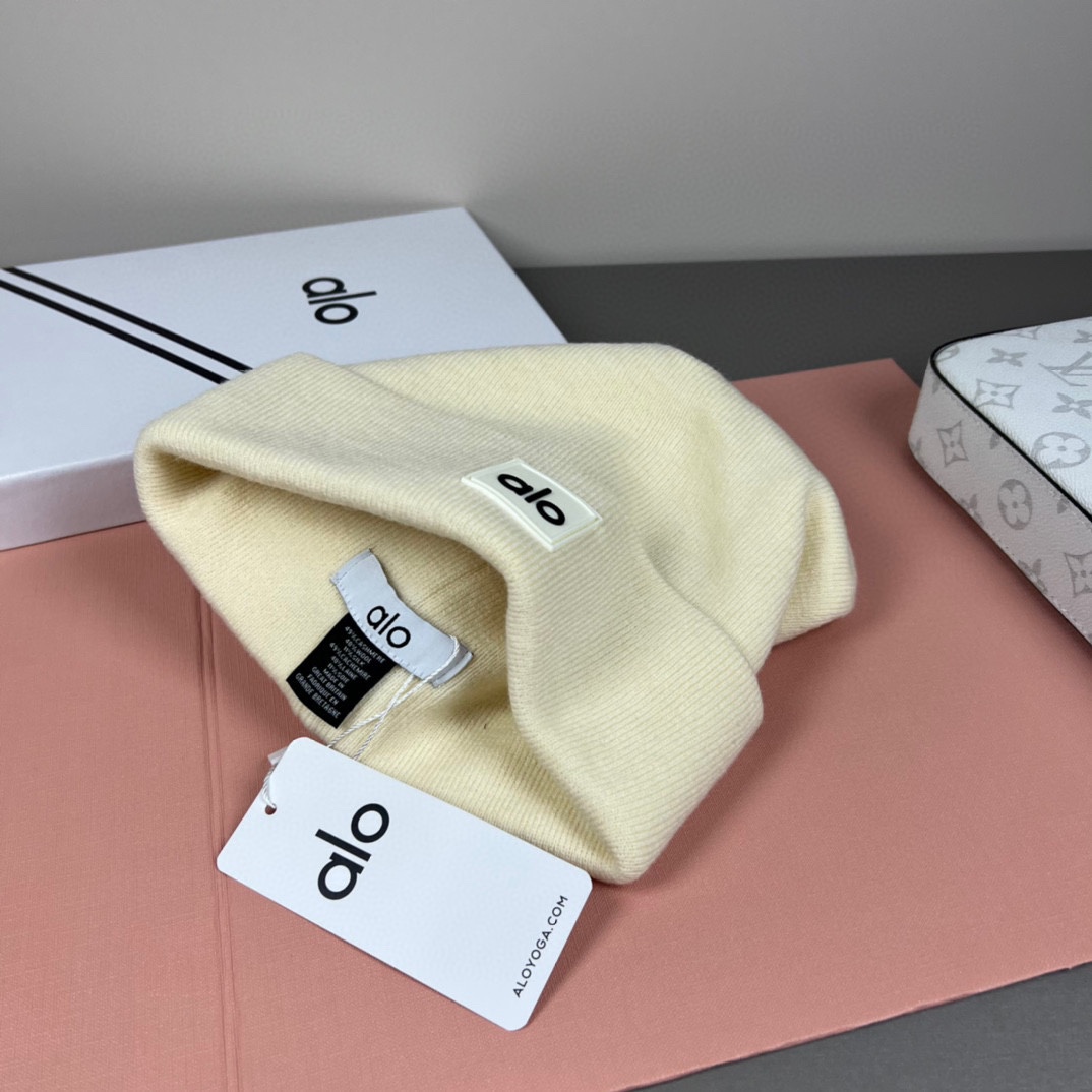 。Alo Yoga 精疏羊毛品质，博主推荐 最新时尚前卫的休闲设计风格，藏着不动声色的高级感，每一处线条