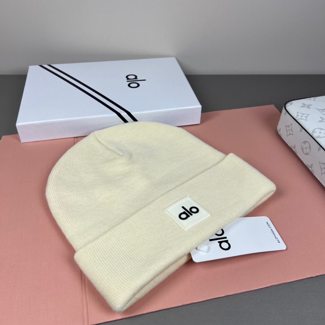 。Alo Yoga 精疏羊毛品质，博主推荐 最新时尚前卫的休闲设计风格，藏着不动声色的高级感，每一处线条