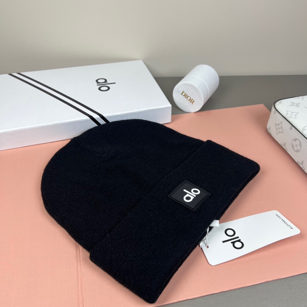 。Alo Yoga 精疏羊毛品质，博主推荐 最新时尚前卫的休闲设计风格，藏着不动声色的高级感，每一处线条