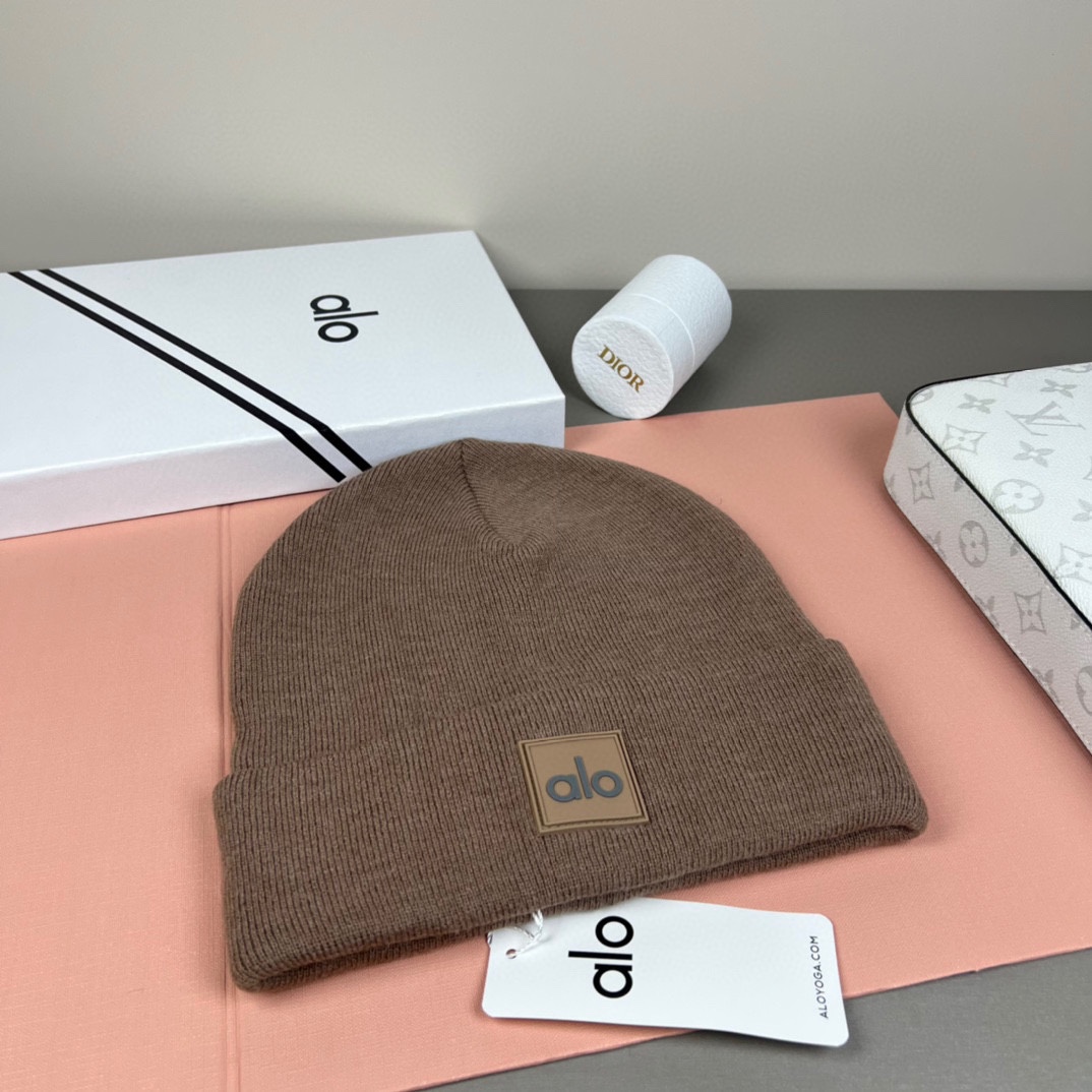 。Alo Yoga 精疏羊毛品质，博主推荐 最新时尚前卫的休闲设计风格，藏着不动声色的高级感，每一处线条