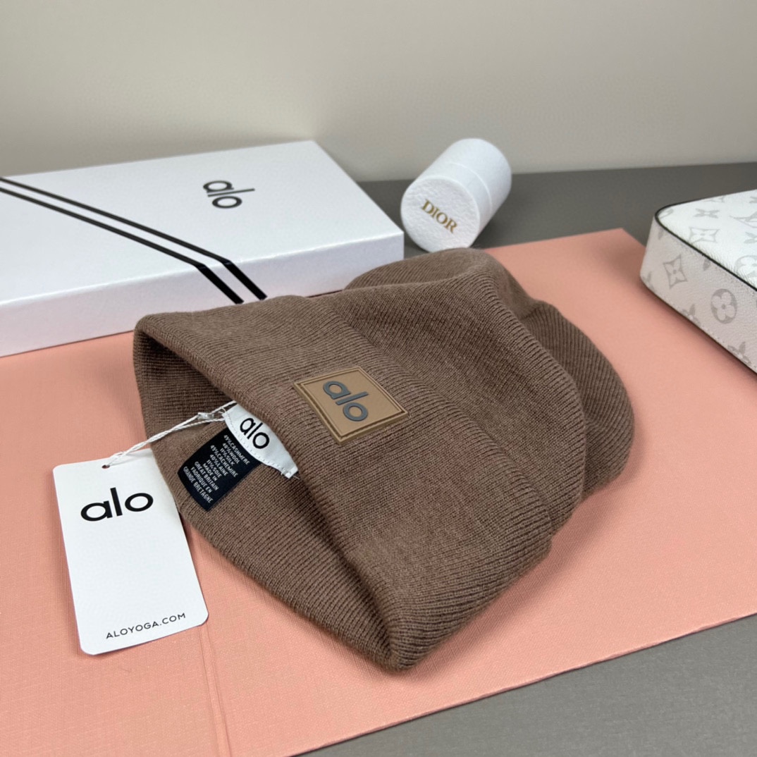 。Alo Yoga 精疏羊毛品质，博主推荐 最新时尚前卫的休闲设计风格，藏着不动声色的高级感，每一处线条