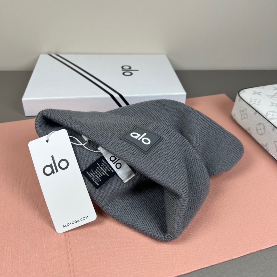 。Alo Yoga 精疏羊毛品质，博主推荐 最新时尚前卫的休闲设计风格，藏着不动声色的高级感，每一处线条