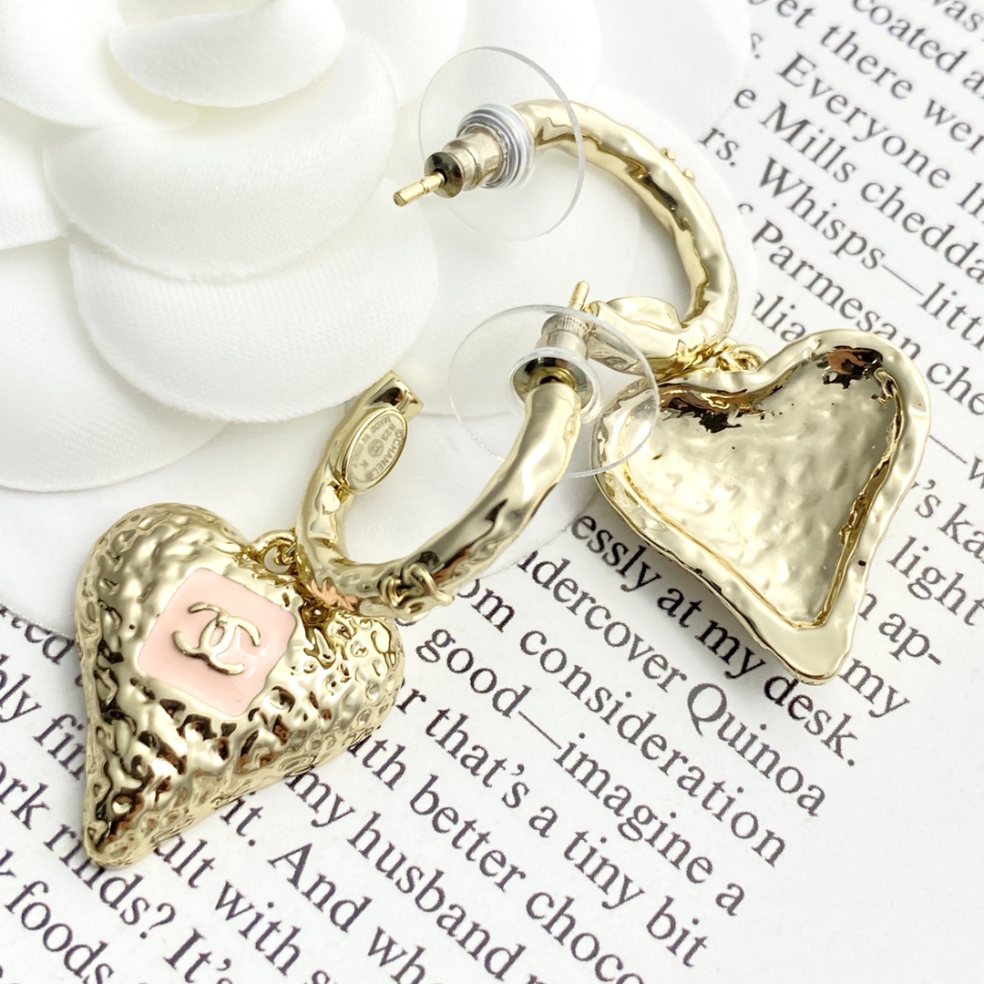 编码E5390 p50
🛍香奈儿耳钉热销款🔥爆上新🆕🆕🆕 一致zp
😎CHAN 23K粉色珐琅熔岩爱心吊坠耳钉
🧚🏻♀️粉色与桃心相互碰撞,唤醒每一颗复古少女心❤表面是熔岩效果,粉色的珐琅甜妹氛围感拉🈵在熔岩波纹的背景下,它们散发出独特的光芒,宛如两颗璀璨的星星。
无论是日常佩戴还是特殊场合,都能展现出优雅的气息