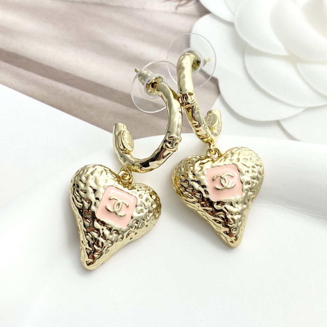 编码E5390 p50
🛍香奈儿耳钉热销款🔥爆上新🆕🆕🆕 一致zp
😎CHAN 23K粉色珐琅熔岩爱心吊坠耳钉
🧚🏻♀️粉色与桃心相互碰撞,唤醒每一颗复古少女心❤表面是熔岩效果,粉色的珐琅甜妹氛围感拉🈵在熔岩波纹的背景下,它们散发出独特的光芒,宛如两颗璀璨的星星。
无论是日常佩戴还是特殊场合,都能展现出优雅的气息