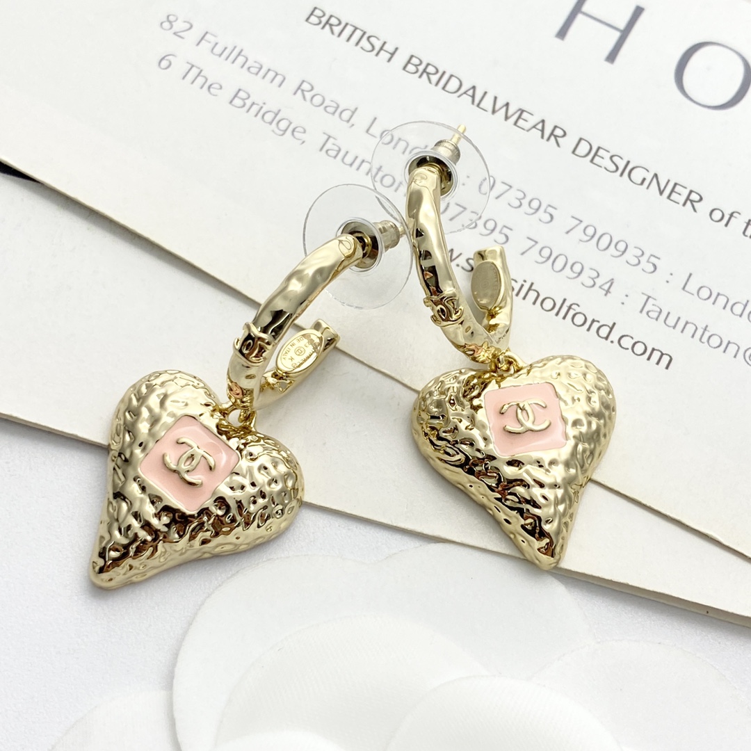 编码E5390 p50
🛍香奈儿耳钉热销款🔥爆上新🆕🆕🆕 一致zp
😎CHAN 23K粉色珐琅熔岩爱心吊坠耳钉
🧚🏻♀️粉色与桃心相互碰撞,唤醒每一颗复古少女心❤表面是熔岩效果,粉色的珐琅甜妹氛围感拉🈵在熔岩波纹的背景下,它们散发出独特的光芒,宛如两颗璀璨的星星。
无论是日常佩戴还是特殊场合,都能展现出优雅的气息