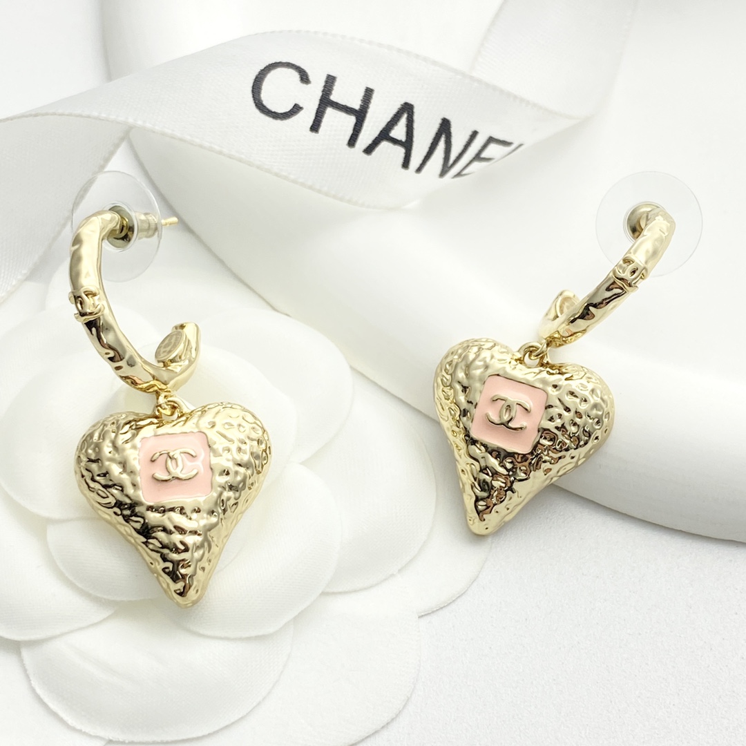 编码E5390 p50
🛍香奈儿耳钉热销款🔥爆上新🆕🆕🆕 一致zp
😎CHAN 23K粉色珐琅熔岩爱心吊坠耳钉
🧚🏻♀️粉色与桃心相互碰撞,唤醒每一颗复古少女心❤表面是熔岩效果,粉色的珐琅甜妹氛围感拉🈵在熔岩波纹的背景下,它们散发出独特的光芒,宛如两颗璀璨的星星。
无论是日常佩戴还是特殊场合,都能展现出优雅的气息