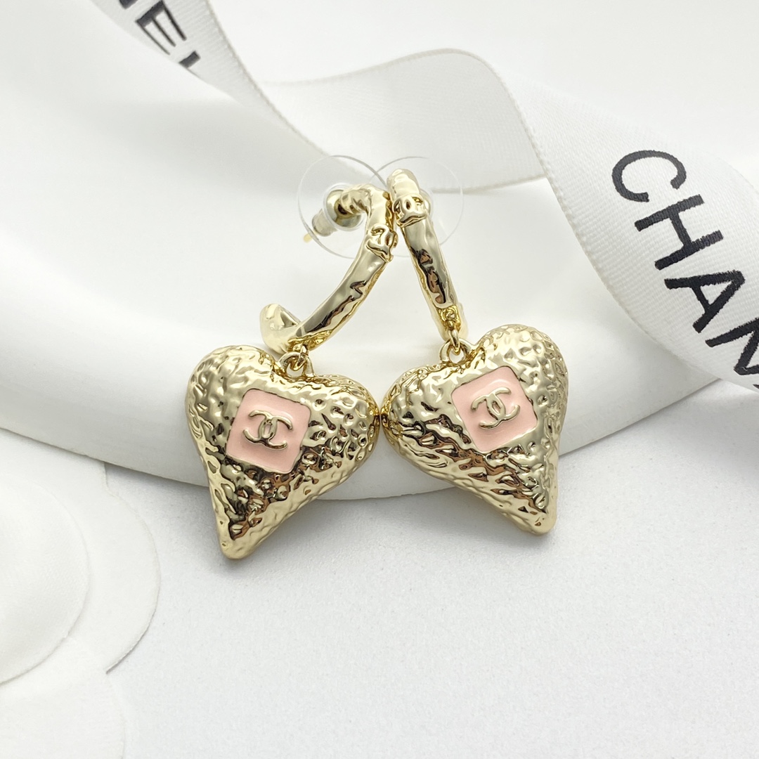 编码E5390 p50
🛍香奈儿耳钉热销款🔥爆上新🆕🆕🆕 一致zp
😎CHAN 23K粉色珐琅熔岩爱心吊坠耳钉
🧚🏻♀️粉色与桃心相互碰撞,唤醒每一颗复古少女心❤表面是熔岩效果,粉色的珐琅甜妹氛围感拉🈵在熔岩波纹的背景下,它们散发出独特的光芒,宛如两颗璀璨的星星。
无论是日常佩戴还是特殊场合,都能展现出优雅的气息