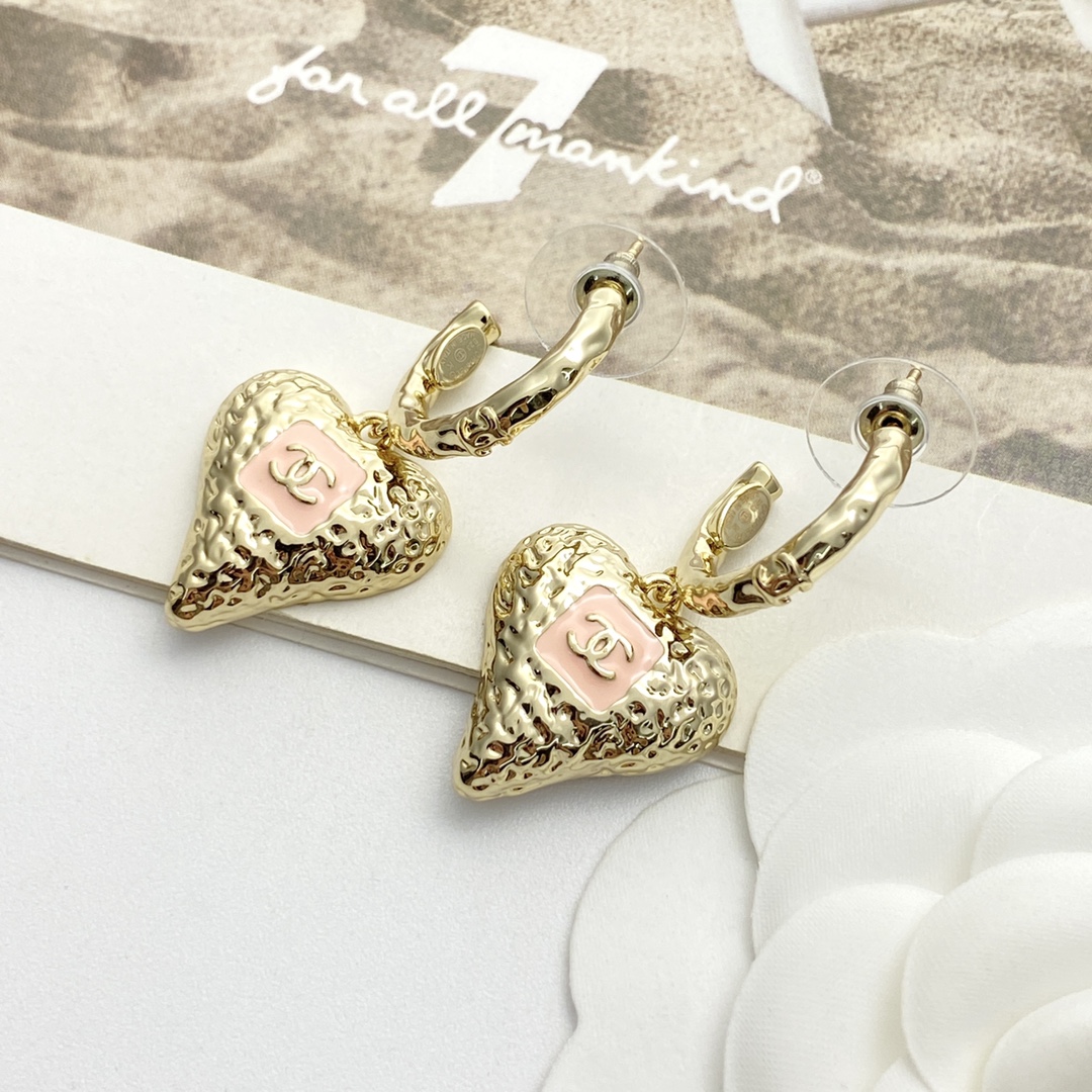 编码E5390 p50
🛍香奈儿耳钉热销款🔥爆上新🆕🆕🆕 一致zp
😎CHAN 23K粉色珐琅熔岩爱心吊坠耳钉
🧚🏻♀️粉色与桃心相互碰撞,唤醒每一颗复古少女心❤表面是熔岩效果,粉色的珐琅甜妹氛围感拉🈵在熔岩波纹的背景下,它们散发出独特的光芒,宛如两颗璀璨的星星。
无论是日常佩戴还是特殊场合,都能展现出优雅的气息