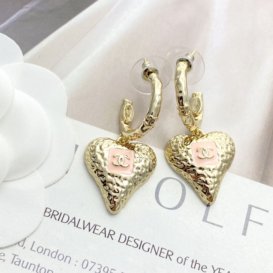 编码E5390 p50
🛍香奈儿耳钉热销款🔥爆上新🆕🆕🆕 一致zp
😎CHAN 23K粉色珐琅熔岩爱心吊坠耳钉
🧚🏻♀️粉色与桃心相互碰撞,唤醒每一颗复古少女心❤表面是熔岩效果,粉色的珐琅甜妹氛围感拉🈵在熔岩波纹的背景下,它们散发出独特的光芒,宛如两颗璀璨的星星。
无论是日常佩戴还是特殊场合,都能展现出优雅的气息