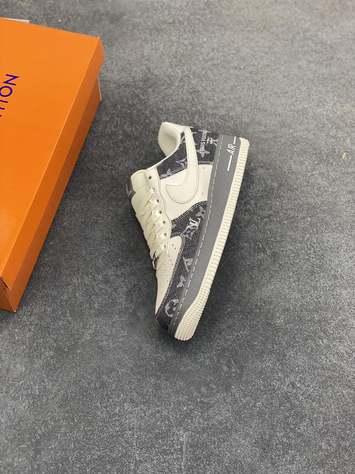 图片[7]-NIke Air Force 1 \’07 Low “LV联名——米黑牛仔布”空军一号 低帮 运动鞋 休闲鞋 折边针车 工艺难度大 原楦头原纸板 原装鞋盒 定制五金配件 内置全掌气垫 原厂鞋底 货号：SM6668-110 尺码：36 36.5 37.5 38 38.5 39 40 40.5 41 42 42.5 43 44 44.5 45-选品中心