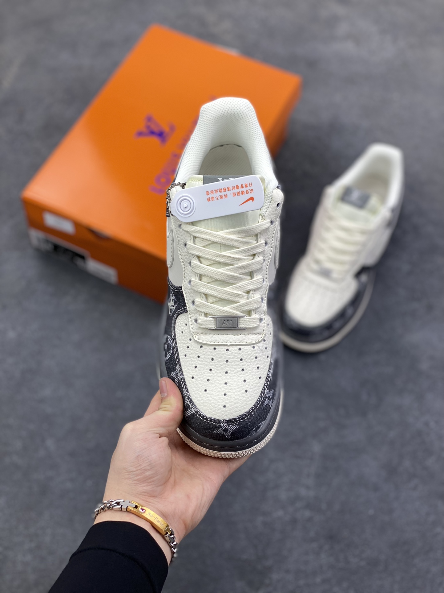 图片[2]-NIke Air Force 1 \’07 Low “LV联名——米黑牛仔布”空军一号 低帮 运动鞋 休闲鞋 折边针车 工艺难度大 原楦头原纸板 原装鞋盒 定制五金配件 内置全掌气垫 原厂鞋底 货号：SM6668-110 尺码：36 36.5 37.5 38 38.5 39 40 40.5 41 42 42.5 43 44 44.5 45-选品中心