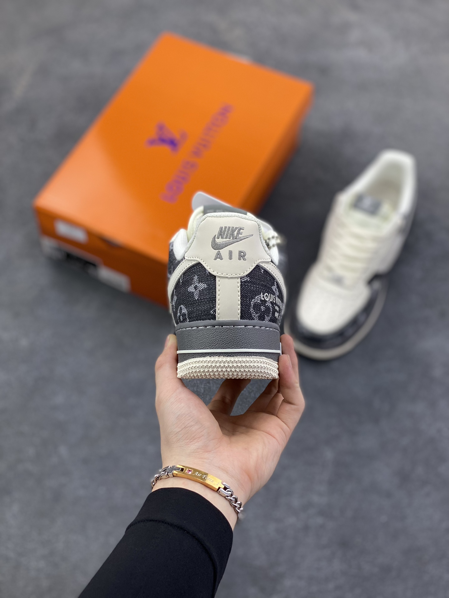 图片[4]-NIke Air Force 1 \’07 Low “LV联名——米黑牛仔布”空军一号 低帮 运动鞋 休闲鞋 折边针车 工艺难度大 原楦头原纸板 原装鞋盒 定制五金配件 内置全掌气垫 原厂鞋底 货号：SM6668-110 尺码：36 36.5 37.5 38 38.5 39 40 40.5 41 42 42.5 43 44 44.5 45-选品中心