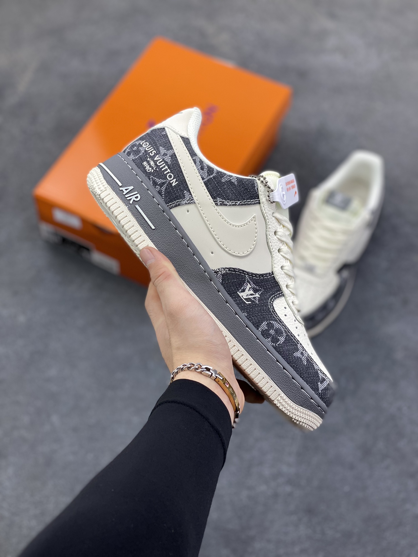 NIke Air Force 1 \’07 Low “LV联名——米黑牛仔布”空军一号 低帮 运动鞋 休闲鞋 折边针车 工艺难度大 原楦头原纸板 原装鞋盒 定制五金配件 内置全掌气垫 原厂鞋底 货号：SM6668-110 尺码：36 36.5 37.5 38 38.5 39 40 40.5 41 42 42.5 43 44 44.5 45-选品中心