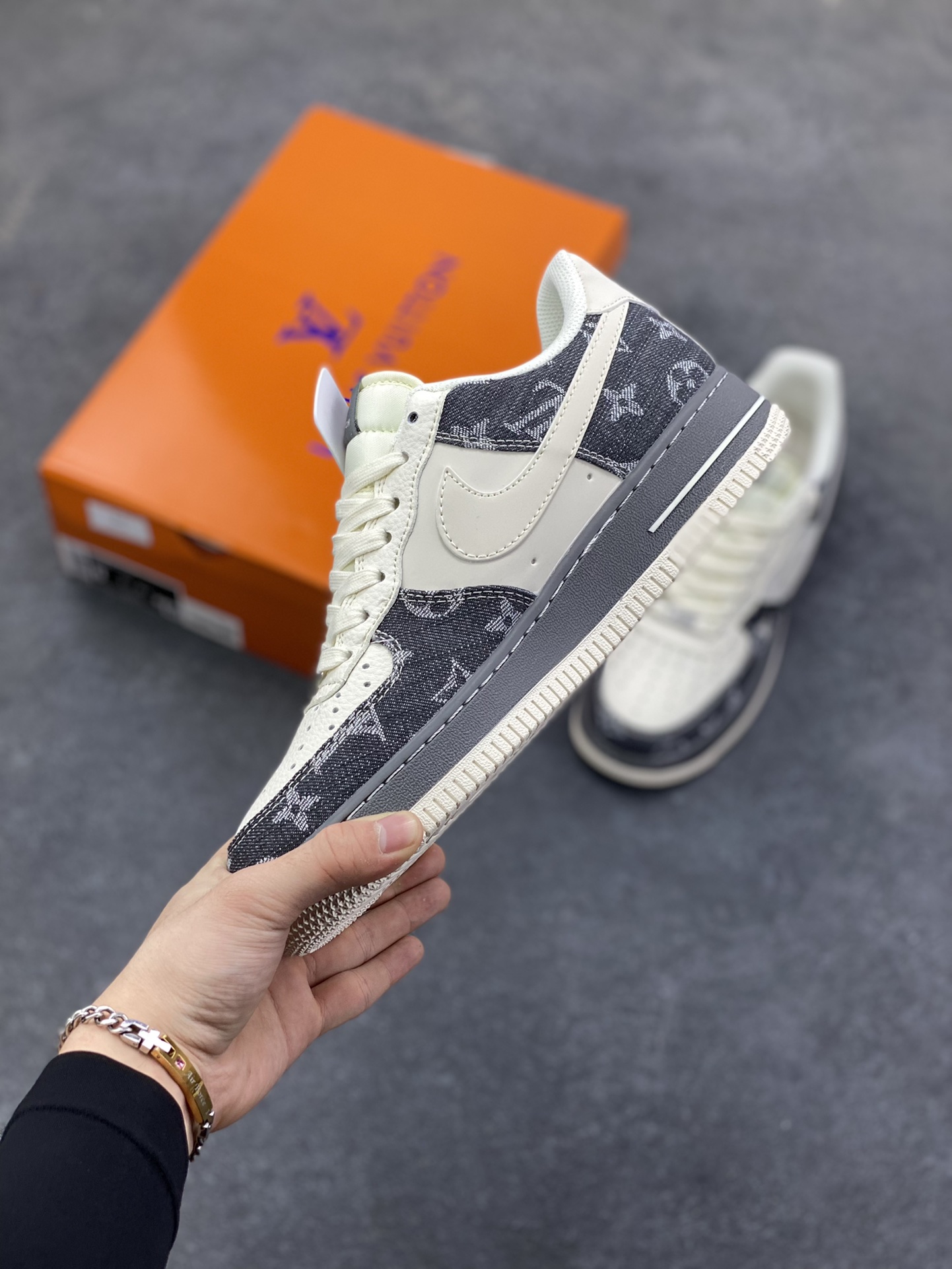图片[3]-NIke Air Force 1 \’07 Low “LV联名——米黑牛仔布”空军一号 低帮 运动鞋 休闲鞋 折边针车 工艺难度大 原楦头原纸板 原装鞋盒 定制五金配件 内置全掌气垫 原厂鞋底 货号：SM6668-110 尺码：36 36.5 37.5 38 38.5 39 40 40.5 41 42 42.5 43 44 44.5 45-选品中心