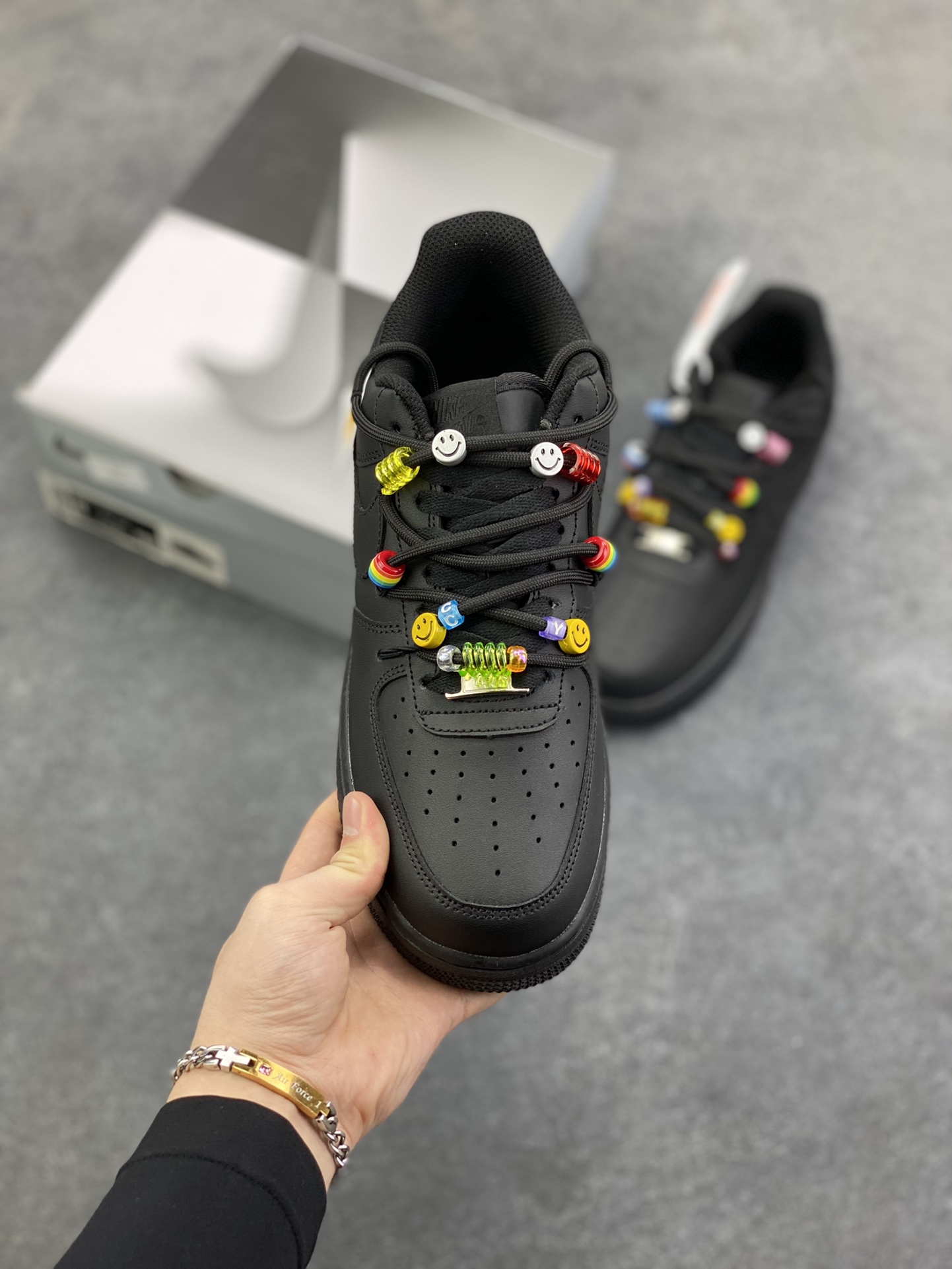 图片[2]-“密码终局”✨订制空军一号板鞋 该定制版球鞋选用原鞋款为Nike Air Force 1\’07空军一号低帮，设计灵感来源于彩色珠珠,整体以黑色为主色 调保留板鞋招牌造型,遵从极简风设计原则又保留鞋子的层次感和设计感。搭配上五彩的珠子,突出色彩,使鞋子在整体在日常百搭的基础上,又显得潮流感十足经典黑配色,彰显简约时尚。 货号：FQ5296-101 尺码：36 36.5 37.5 38 38.5 39 40 40.5 41 42 42.5 43 44 44.5 45-选品中心
