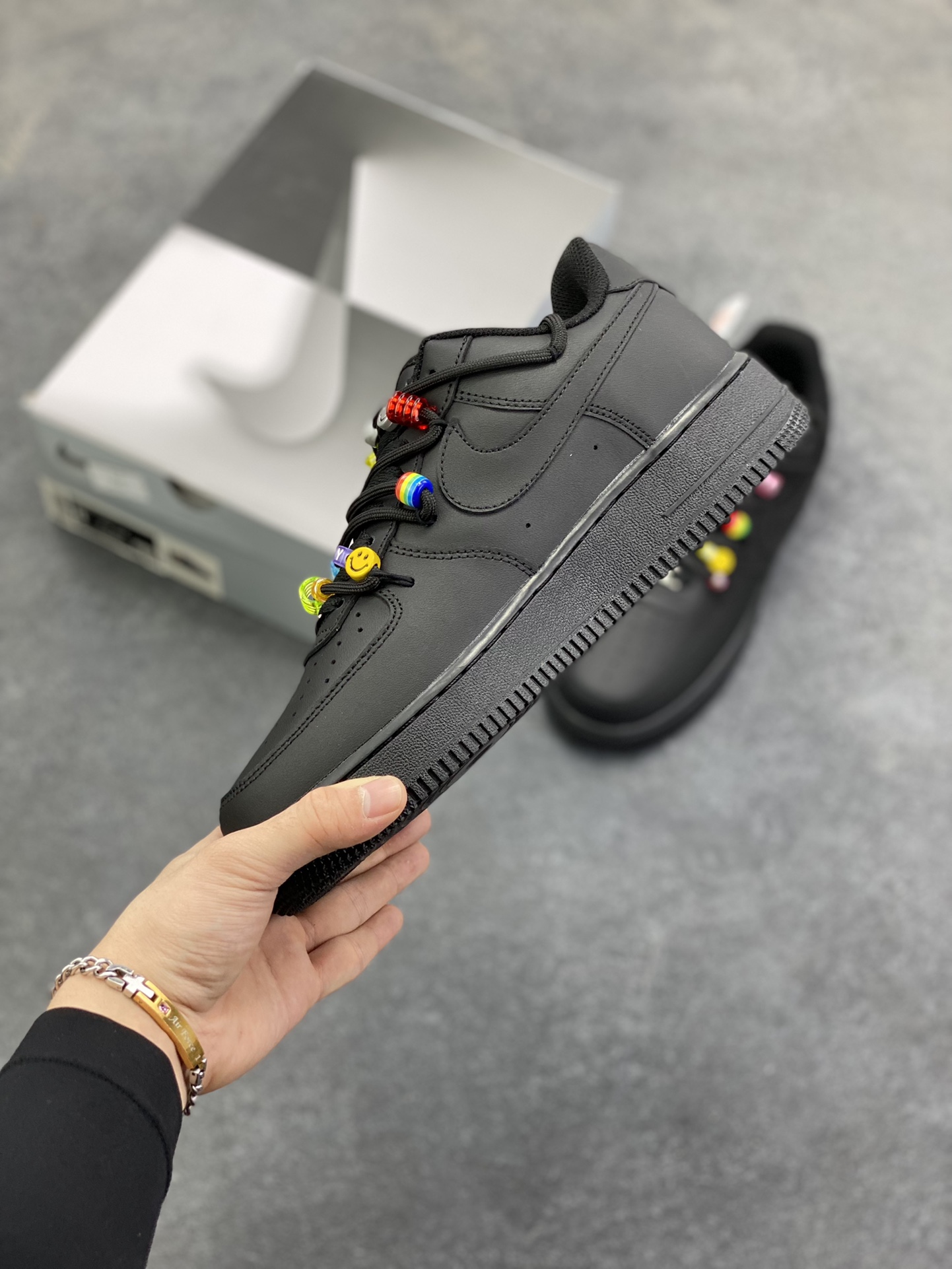 图片[3]-“密码终局”✨订制空军一号板鞋 该定制版球鞋选用原鞋款为Nike Air Force 1\’07空军一号低帮，设计灵感来源于彩色珠珠,整体以黑色为主色 调保留板鞋招牌造型,遵从极简风设计原则又保留鞋子的层次感和设计感。搭配上五彩的珠子,突出色彩,使鞋子在整体在日常百搭的基础上,又显得潮流感十足经典黑配色,彰显简约时尚。 货号：FQ5296-101 尺码：36 36.5 37.5 38 38.5 39 40 40.5 41 42 42.5 43 44 44.5 45-选品中心