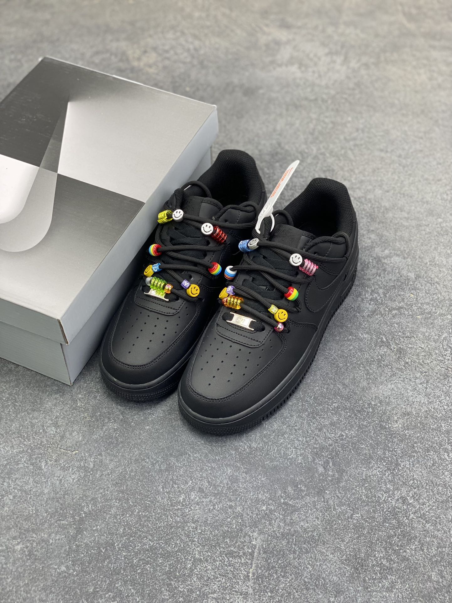 图片[8]-“密码终局”✨订制空军一号板鞋 该定制版球鞋选用原鞋款为Nike Air Force 1\’07空军一号低帮，设计灵感来源于彩色珠珠,整体以黑色为主色 调保留板鞋招牌造型,遵从极简风设计原则又保留鞋子的层次感和设计感。搭配上五彩的珠子,突出色彩,使鞋子在整体在日常百搭的基础上,又显得潮流感十足经典黑配色,彰显简约时尚。 货号：FQ5296-101 尺码：36 36.5 37.5 38 38.5 39 40 40.5 41 42 42.5 43 44 44.5 45-选品中心