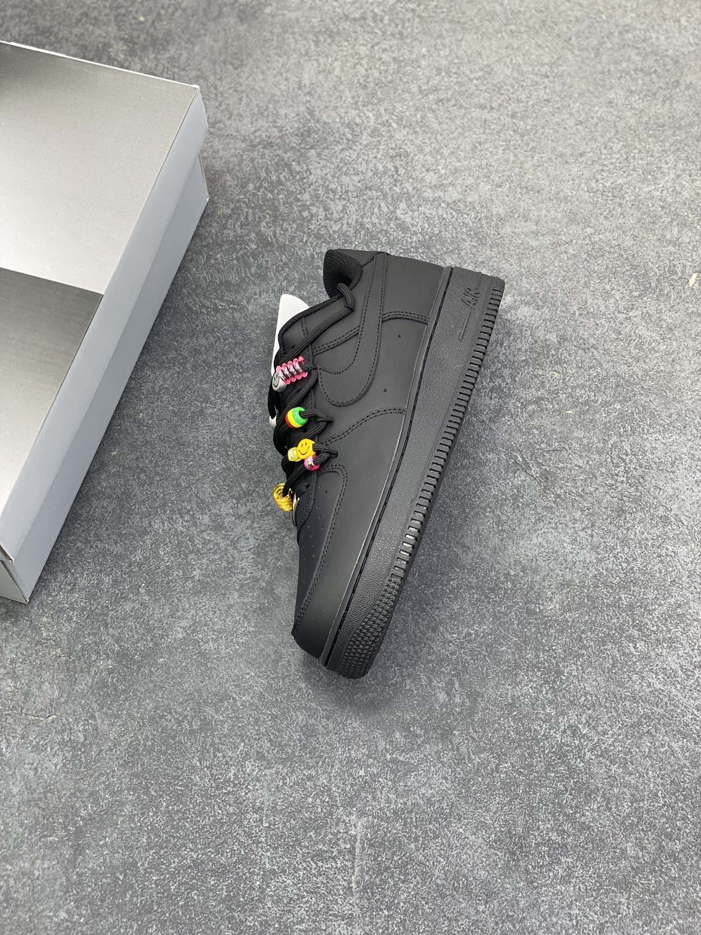 图片[7]-“密码终局”✨订制空军一号板鞋 该定制版球鞋选用原鞋款为Nike Air Force 1\’07空军一号低帮，设计灵感来源于彩色珠珠,整体以黑色为主色 调保留板鞋招牌造型,遵从极简风设计原则又保留鞋子的层次感和设计感。搭配上五彩的珠子,突出色彩,使鞋子在整体在日常百搭的基础上,又显得潮流感十足经典黑配色,彰显简约时尚。 货号：FQ5296-101 尺码：36 36.5 37.5 38 38.5 39 40 40.5 41 42 42.5 43 44 44.5 45-选品中心