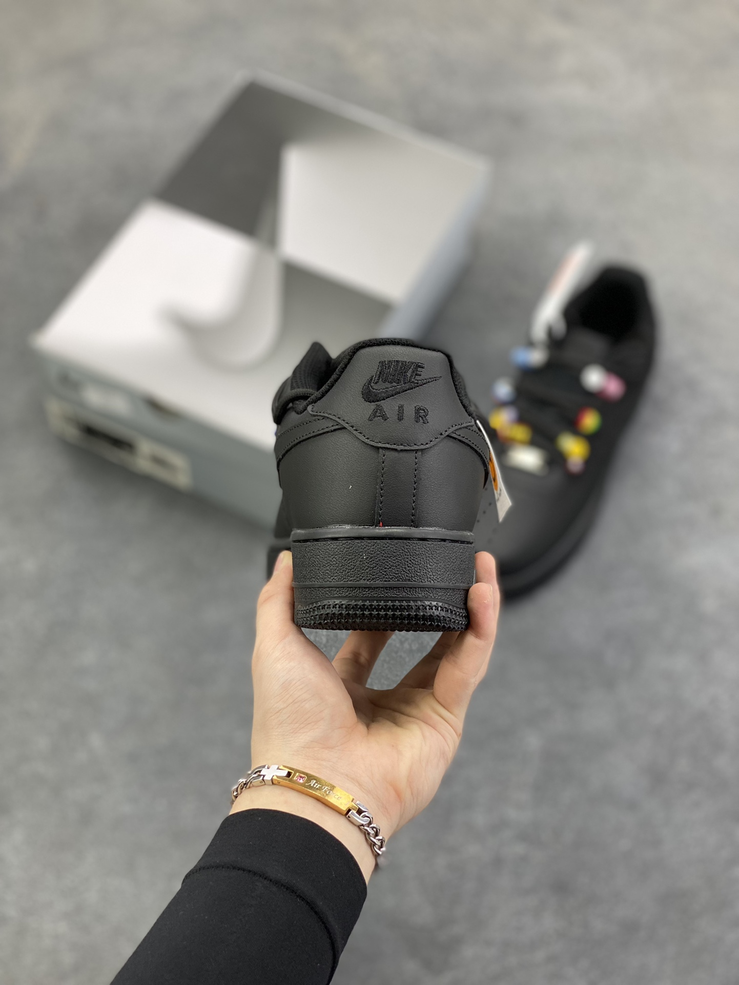 图片[4]-“密码终局”✨订制空军一号板鞋 该定制版球鞋选用原鞋款为Nike Air Force 1\’07空军一号低帮，设计灵感来源于彩色珠珠,整体以黑色为主色 调保留板鞋招牌造型,遵从极简风设计原则又保留鞋子的层次感和设计感。搭配上五彩的珠子,突出色彩,使鞋子在整体在日常百搭的基础上,又显得潮流感十足经典黑配色,彰显简约时尚。 货号：FQ5296-101 尺码：36 36.5 37.5 38 38.5 39 40 40.5 41 42 42.5 43 44 44.5 45-选品中心