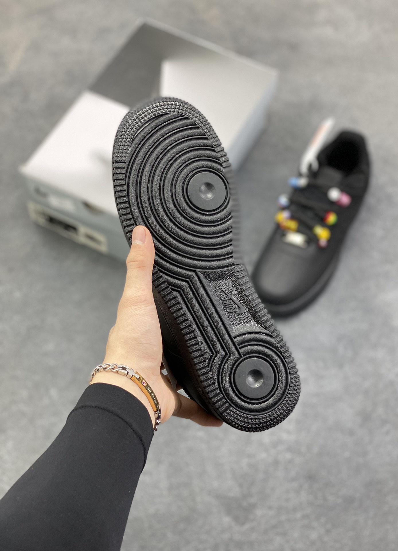 图片[5]-“密码终局”✨订制空军一号板鞋 该定制版球鞋选用原鞋款为Nike Air Force 1\’07空军一号低帮，设计灵感来源于彩色珠珠,整体以黑色为主色 调保留板鞋招牌造型,遵从极简风设计原则又保留鞋子的层次感和设计感。搭配上五彩的珠子,突出色彩,使鞋子在整体在日常百搭的基础上,又显得潮流感十足经典黑配色,彰显简约时尚。 货号：FQ5296-101 尺码：36 36.5 37.5 38 38.5 39 40 40.5 41 42 42.5 43 44 44.5 45-选品中心