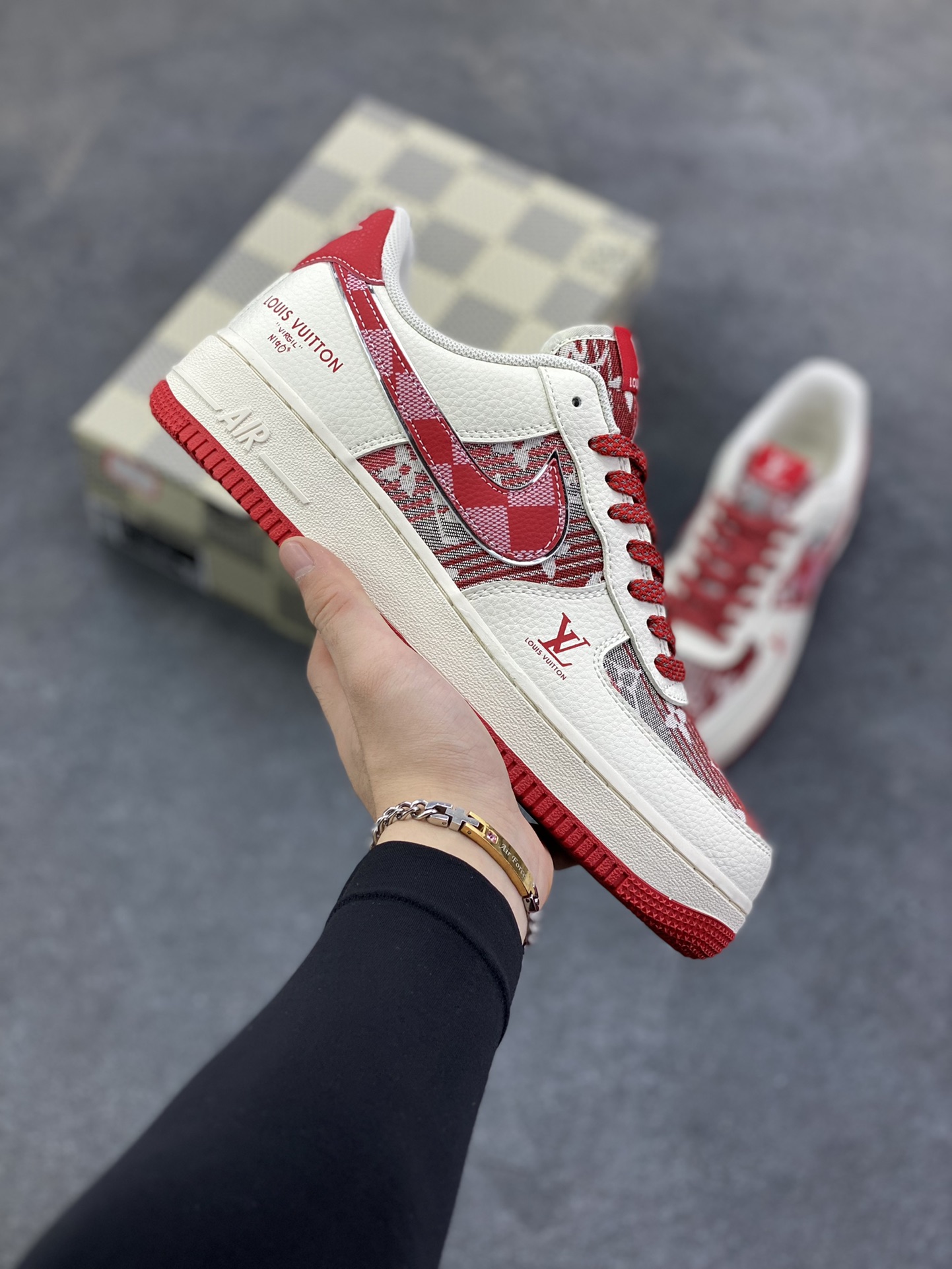 Nike Air Force 1 \’07 Low “路易威登LV联名— 白红帆布印花” 高端定制 低帮休闲板鞋 定制鞋盒 大厂纯原品质出货 超高清洁度 皮料切割干净无任何毛边 细节完美 货号：XL1979-109 尺码：36 36.5 37.5 38 38.5 39 40 40.5 41 42 42.5 43 44 44.5 45-选品中心