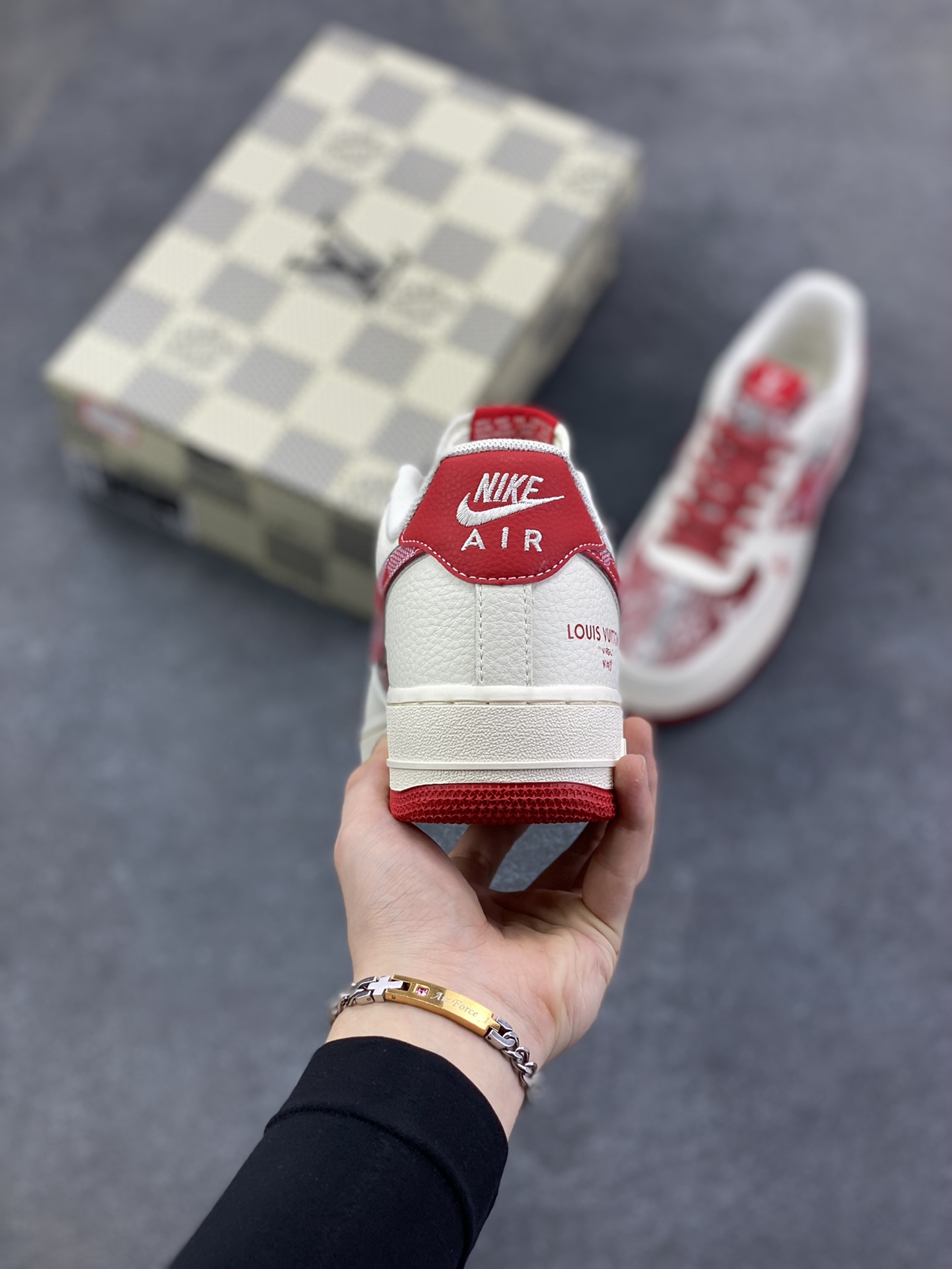 图片[4]-Nike Air Force 1 \’07 Low “路易威登LV联名— 白红帆布印花” 高端定制 低帮休闲板鞋 定制鞋盒 大厂纯原品质出货 超高清洁度 皮料切割干净无任何毛边 细节完美 货号：XL1979-109 尺码：36 36.5 37.5 38 38.5 39 40 40.5 41 42 42.5 43 44 44.5 45-选品中心