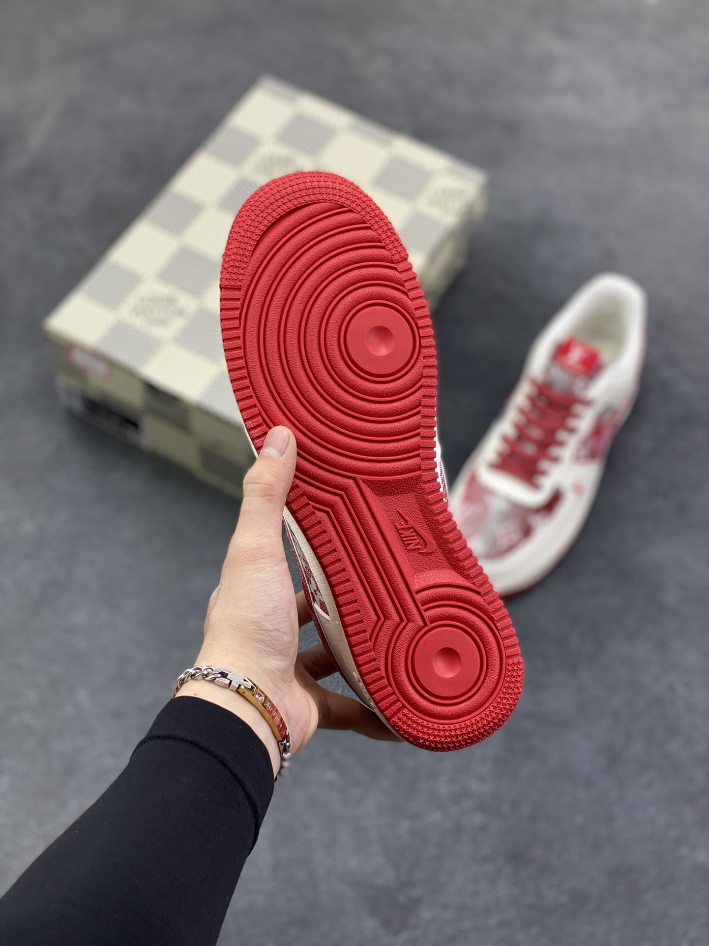 图片[5]-Nike Air Force 1 \’07 Low “路易威登LV联名— 白红帆布印花” 高端定制 低帮休闲板鞋 定制鞋盒 大厂纯原品质出货 超高清洁度 皮料切割干净无任何毛边 细节完美 货号：XL1979-109 尺码：36 36.5 37.5 38 38.5 39 40 40.5 41 42 42.5 43 44 44.5 45-选品中心