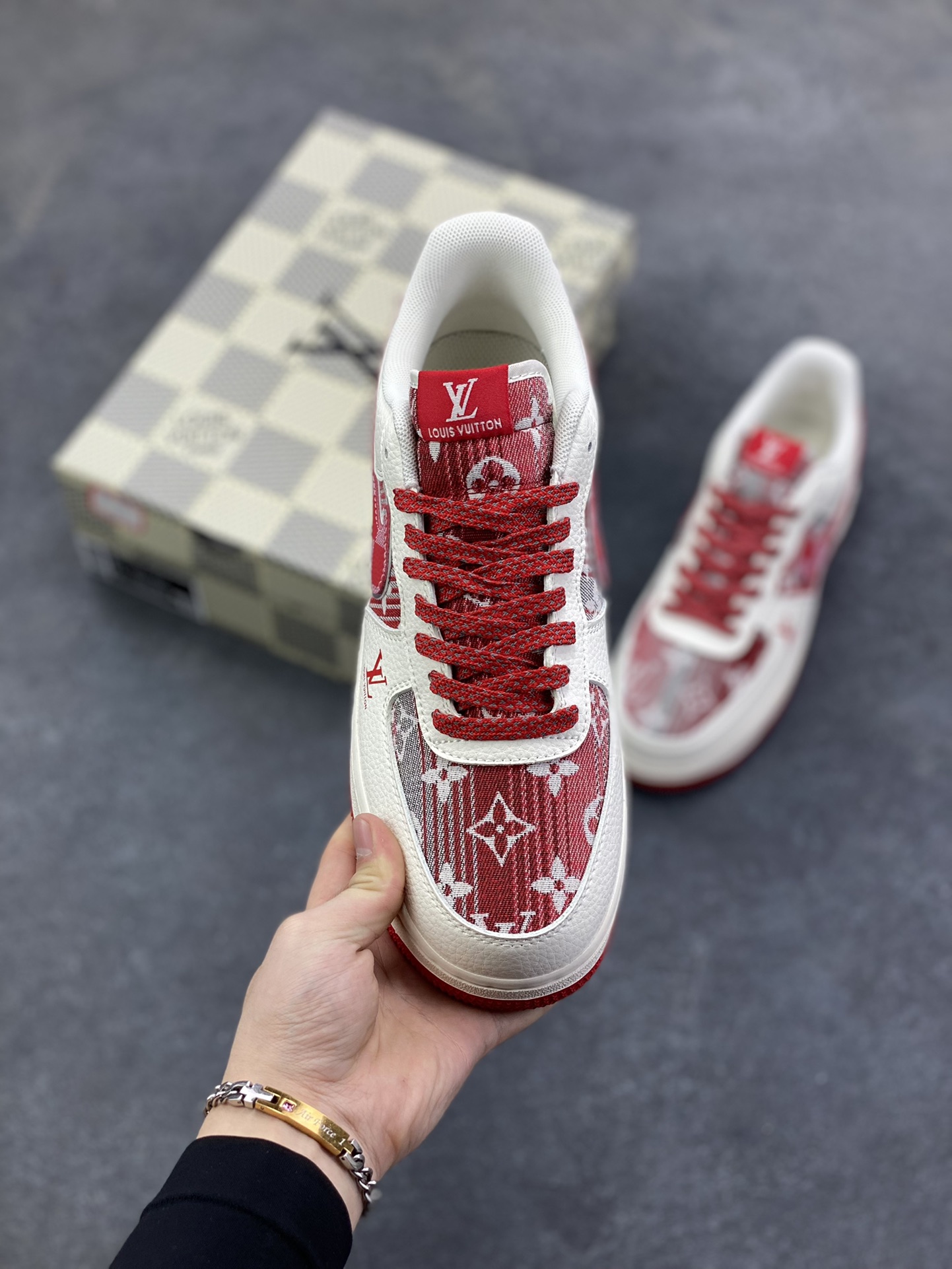 图片[2]-Nike Air Force 1 \’07 Low “路易威登LV联名— 白红帆布印花” 高端定制 低帮休闲板鞋 定制鞋盒 大厂纯原品质出货 超高清洁度 皮料切割干净无任何毛边 细节完美 货号：XL1979-109 尺码：36 36.5 37.5 38 38.5 39 40 40.5 41 42 42.5 43 44 44.5 45-选品中心