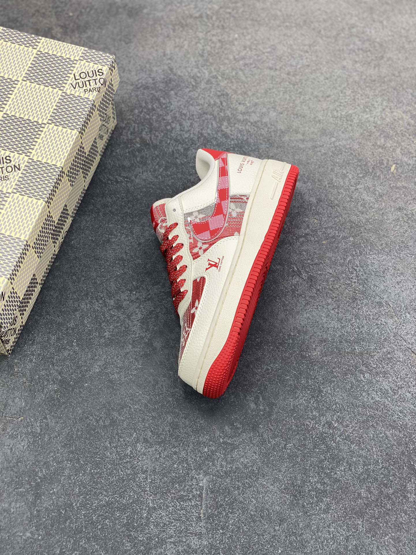 图片[7]-Nike Air Force 1 \’07 Low “路易威登LV联名— 白红帆布印花” 高端定制 低帮休闲板鞋 定制鞋盒 大厂纯原品质出货 超高清洁度 皮料切割干净无任何毛边 细节完美 货号：XL1979-109 尺码：36 36.5 37.5 38 38.5 39 40 40.5 41 42 42.5 43 44 44.5 45-选品中心