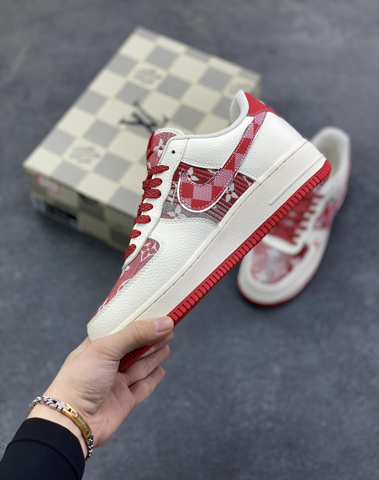图片[3]-Nike Air Force 1 \’07 Low “路易威登LV联名— 白红帆布印花” 高端定制 低帮休闲板鞋 定制鞋盒 大厂纯原品质出货 超高清洁度 皮料切割干净无任何毛边 细节完美 货号：XL1979-109 尺码：36 36.5 37.5 38 38.5 39 40 40.5 41 42 42.5 43 44 44.5 45-选品中心