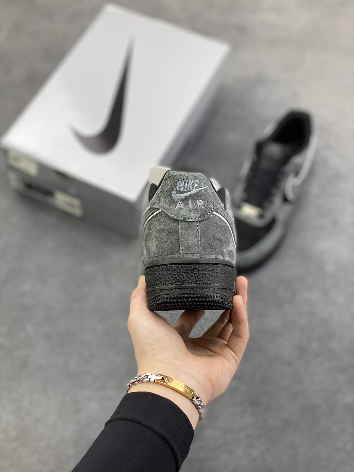 图片[4]-Nike Air Force 1 07 Low “灰黑”全麂皮 秋冬 空军一号低帮休闲板鞋 定制皮料 原盒原包装 原楦头原纸板 纯正版型 内置全掌气垫 货号：ZH0316-133 尺码：36 36.5 37.5 38 38.5 39 40 40.5 41 42 42.5 43 44 44.5 45-选品中心