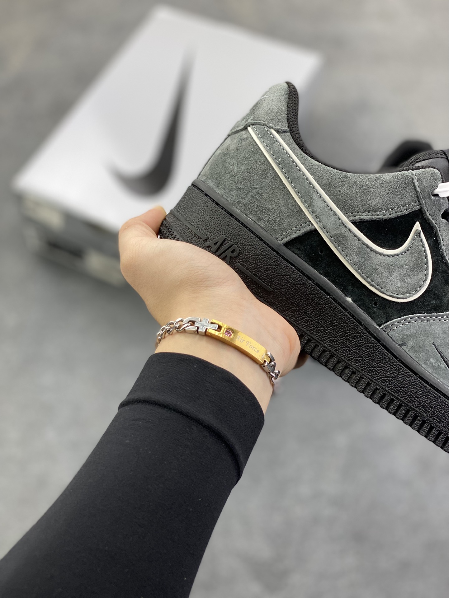 图片[6]-Nike Air Force 1 07 Low “灰黑”全麂皮 秋冬 空军一号低帮休闲板鞋 定制皮料 原盒原包装 原楦头原纸板 纯正版型 内置全掌气垫 货号：ZH0316-133 尺码：36 36.5 37.5 38 38.5 39 40 40.5 41 42 42.5 43 44 44.5 45-选品中心