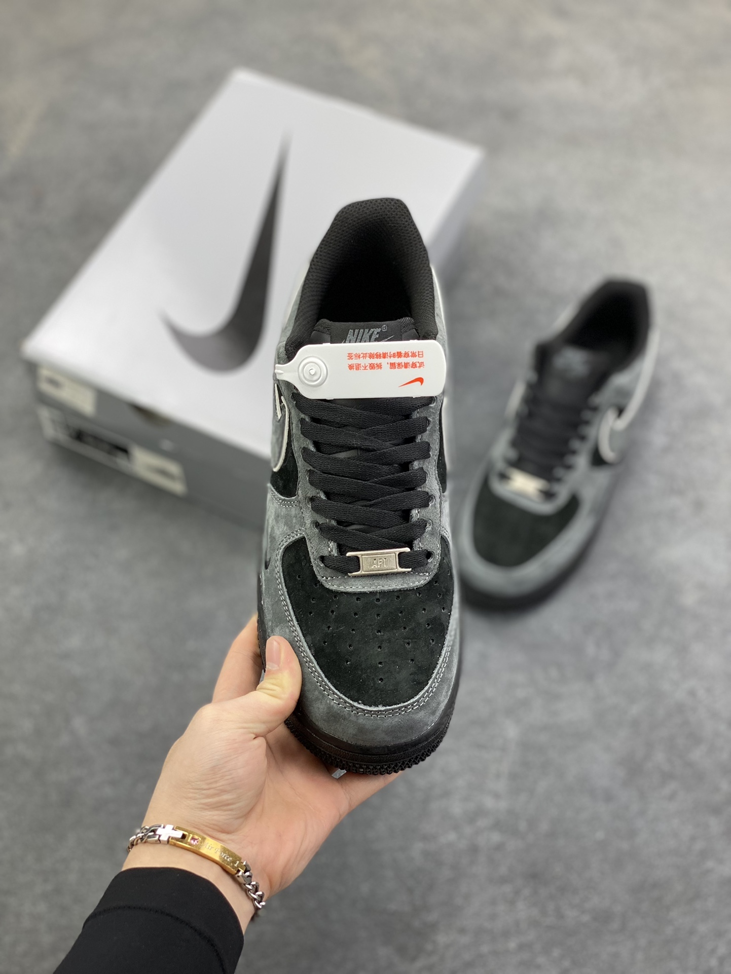 图片[2]-Nike Air Force 1 07 Low “灰黑”全麂皮 秋冬 空军一号低帮休闲板鞋 定制皮料 原盒原包装 原楦头原纸板 纯正版型 内置全掌气垫 货号：ZH0316-133 尺码：36 36.5 37.5 38 38.5 39 40 40.5 41 42 42.5 43 44 44.5 45-选品中心