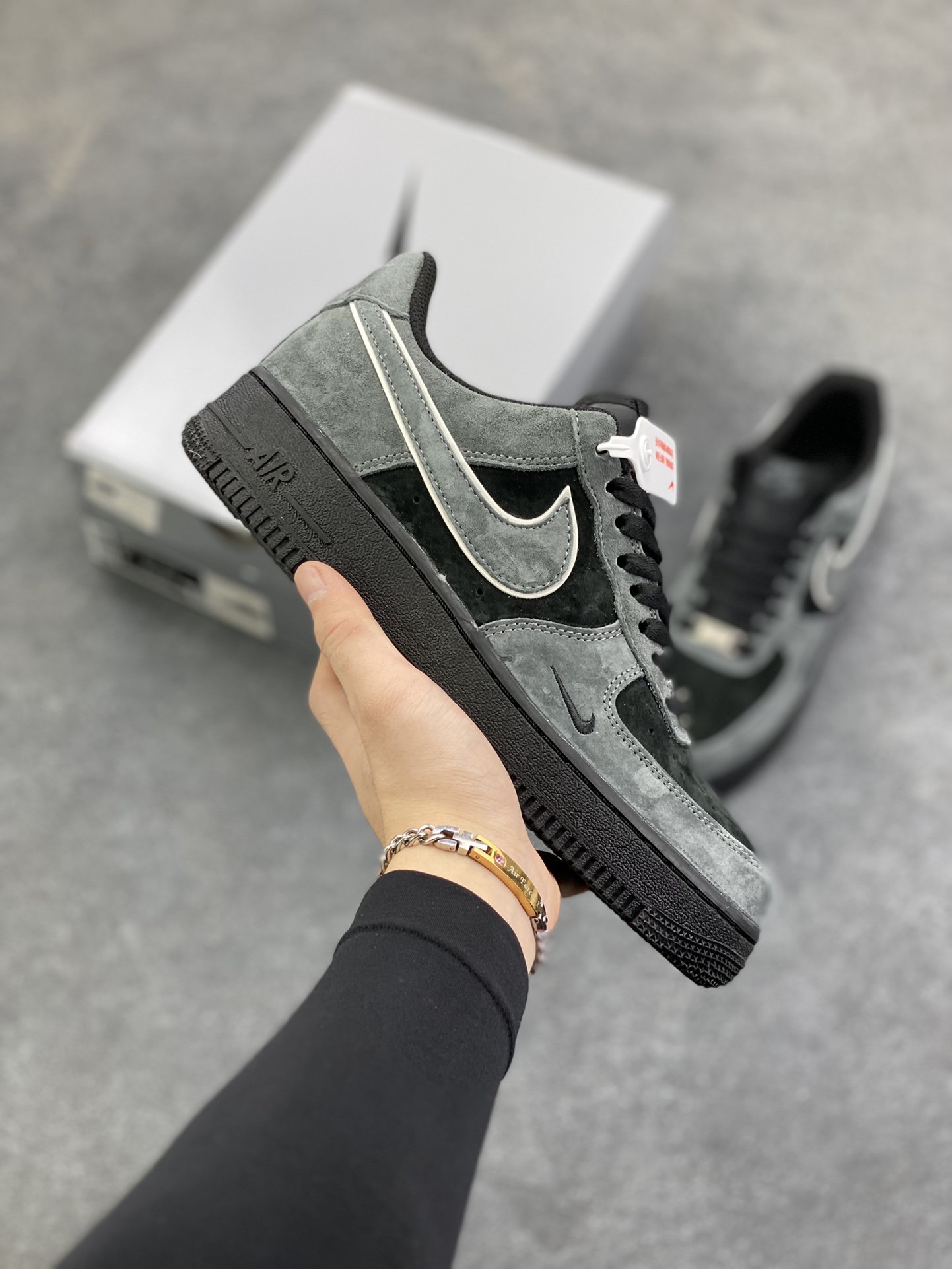 Nike Air Force 1 07 Low “灰黑”全麂皮 秋冬 空军一号低帮休闲板鞋 定制皮料 原盒原包装 原楦头原纸板 纯正版型 内置全掌气垫 货号：ZH0316-133 尺码：36 36.5 37.5 38 38.5 39 40 40.5 41 42 42.5 43 44 44.5 45-选品中心