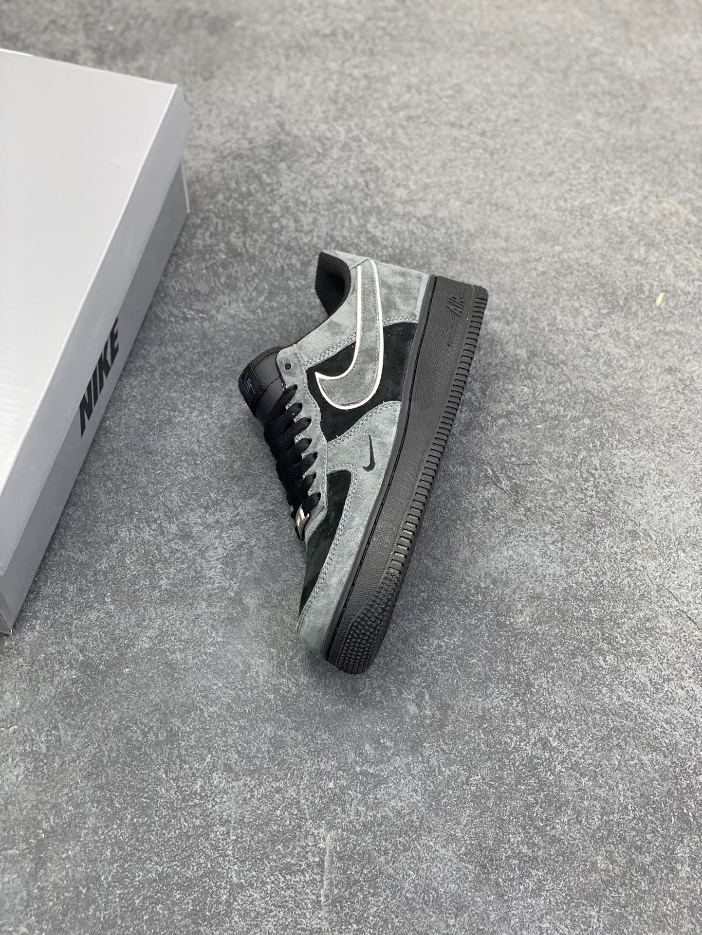 图片[7]-Nike Air Force 1 07 Low “灰黑”全麂皮 秋冬 空军一号低帮休闲板鞋 定制皮料 原盒原包装 原楦头原纸板 纯正版型 内置全掌气垫 货号：ZH0316-133 尺码：36 36.5 37.5 38 38.5 39 40 40.5 41 42 42.5 43 44 44.5 45-选品中心