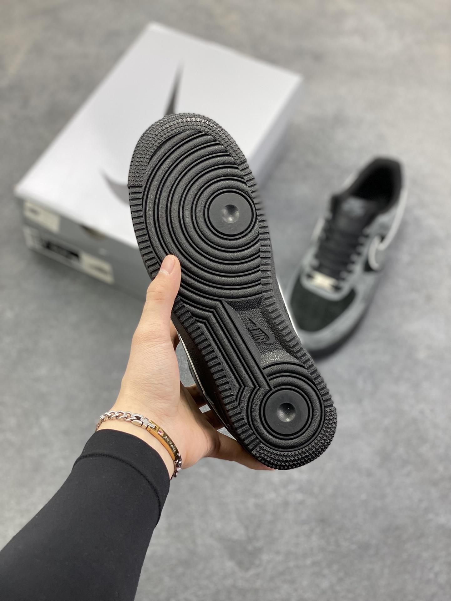 图片[5]-Nike Air Force 1 07 Low “灰黑”全麂皮 秋冬 空军一号低帮休闲板鞋 定制皮料 原盒原包装 原楦头原纸板 纯正版型 内置全掌气垫 货号：ZH0316-133 尺码：36 36.5 37.5 38 38.5 39 40 40.5 41 42 42.5 43 44 44.5 45-选品中心