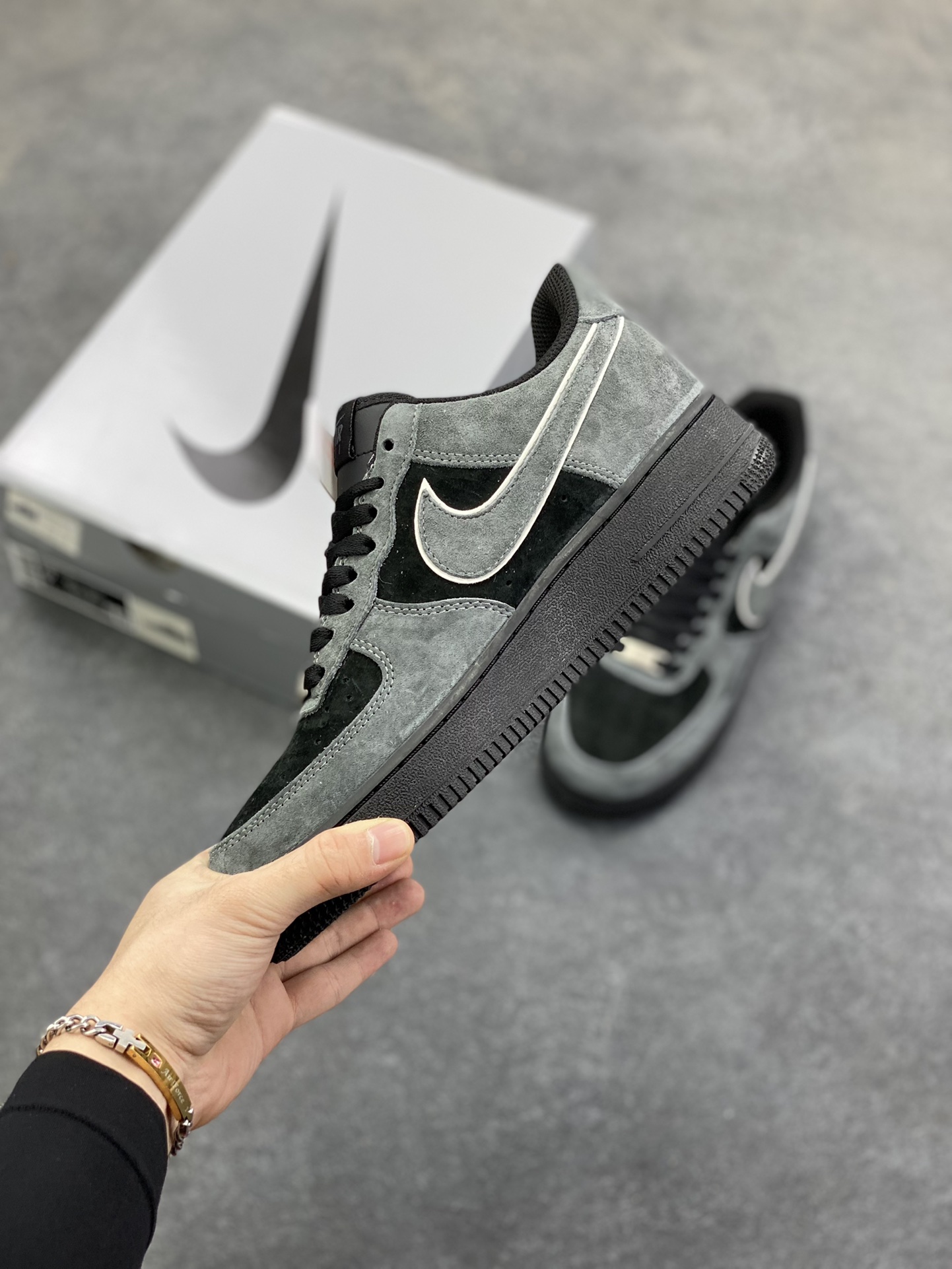 图片[3]-Nike Air Force 1 07 Low “灰黑”全麂皮 秋冬 空军一号低帮休闲板鞋 定制皮料 原盒原包装 原楦头原纸板 纯正版型 内置全掌气垫 货号：ZH0316-133 尺码：36 36.5 37.5 38 38.5 39 40 40.5 41 42 42.5 43 44 44.5 45-选品中心