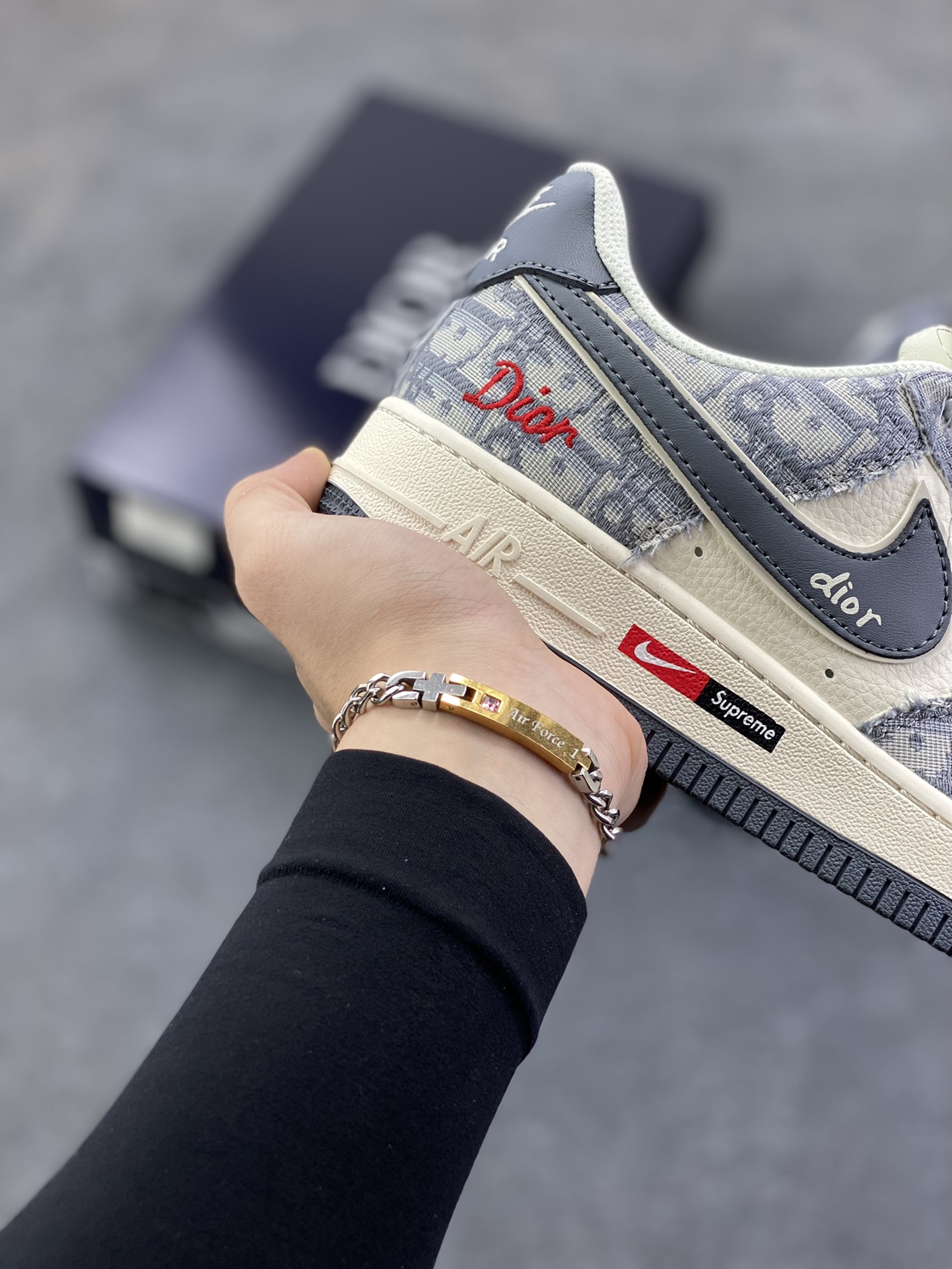 图片[6]-Nike Air Force 1 \’07 Low “迪奥联名——花纹米灰红”空军一号 高端定制 低帮 运动鞋 休闲鞋 折边针车 工艺难度大 原楦头原纸板 原装鞋盒 定制五金配件 内置全掌气垫 原厂鞋底 货号：MZ9588-807 尺码：36 36.5 37.5 38 38.5 39 40 40.5 41 42 42.5 43 44 44.5 45-选品中心