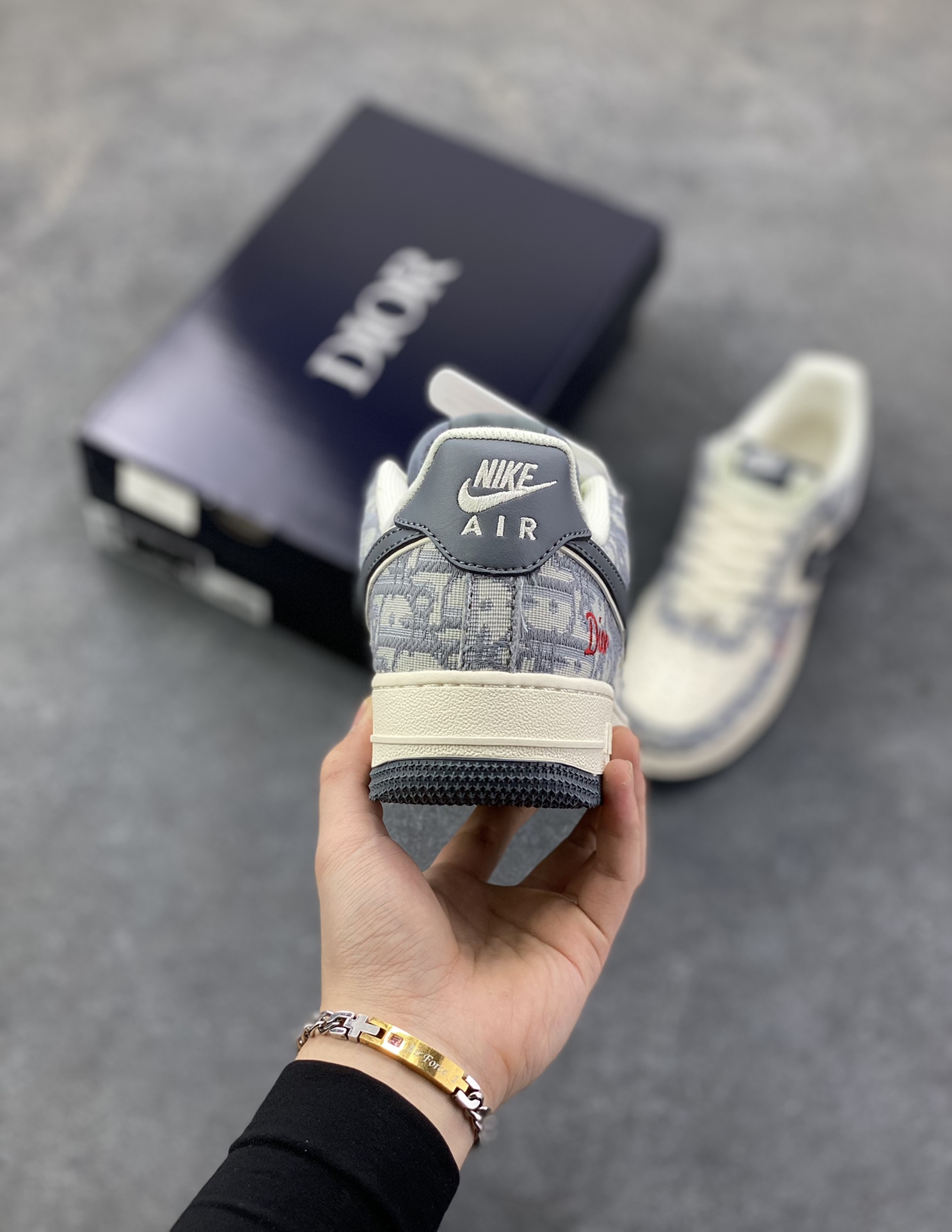 图片[4]-Nike Air Force 1 \’07 Low “迪奥联名——花纹米灰红”空军一号 高端定制 低帮 运动鞋 休闲鞋 折边针车 工艺难度大 原楦头原纸板 原装鞋盒 定制五金配件 内置全掌气垫 原厂鞋底 货号：MZ9588-807 尺码：36 36.5 37.5 38 38.5 39 40 40.5 41 42 42.5 43 44 44.5 45-选品中心