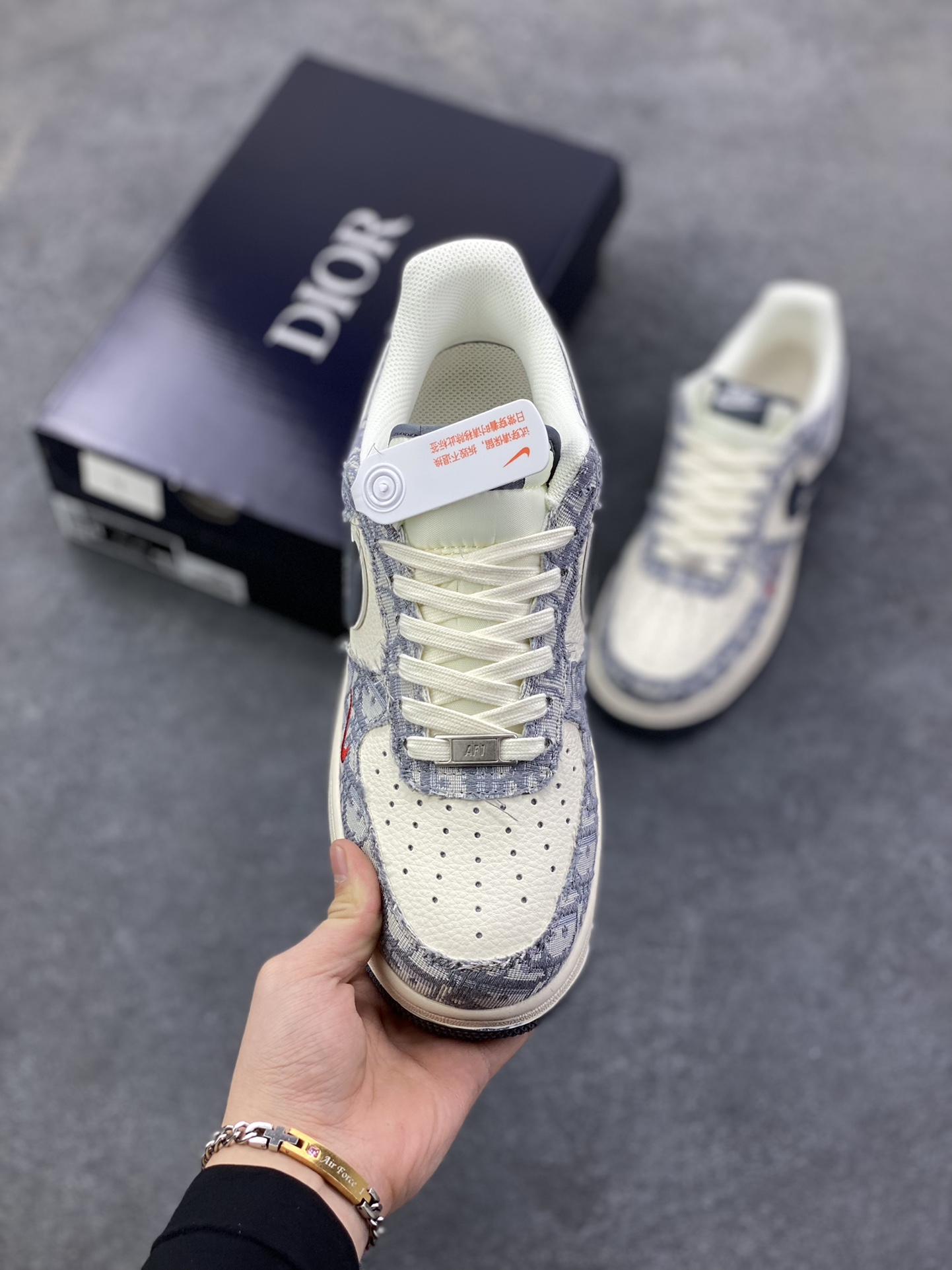 图片[2]-Nike Air Force 1 \’07 Low “迪奥联名——花纹米灰红”空军一号 高端定制 低帮 运动鞋 休闲鞋 折边针车 工艺难度大 原楦头原纸板 原装鞋盒 定制五金配件 内置全掌气垫 原厂鞋底 货号：MZ9588-807 尺码：36 36.5 37.5 38 38.5 39 40 40.5 41 42 42.5 43 44 44.5 45-选品中心