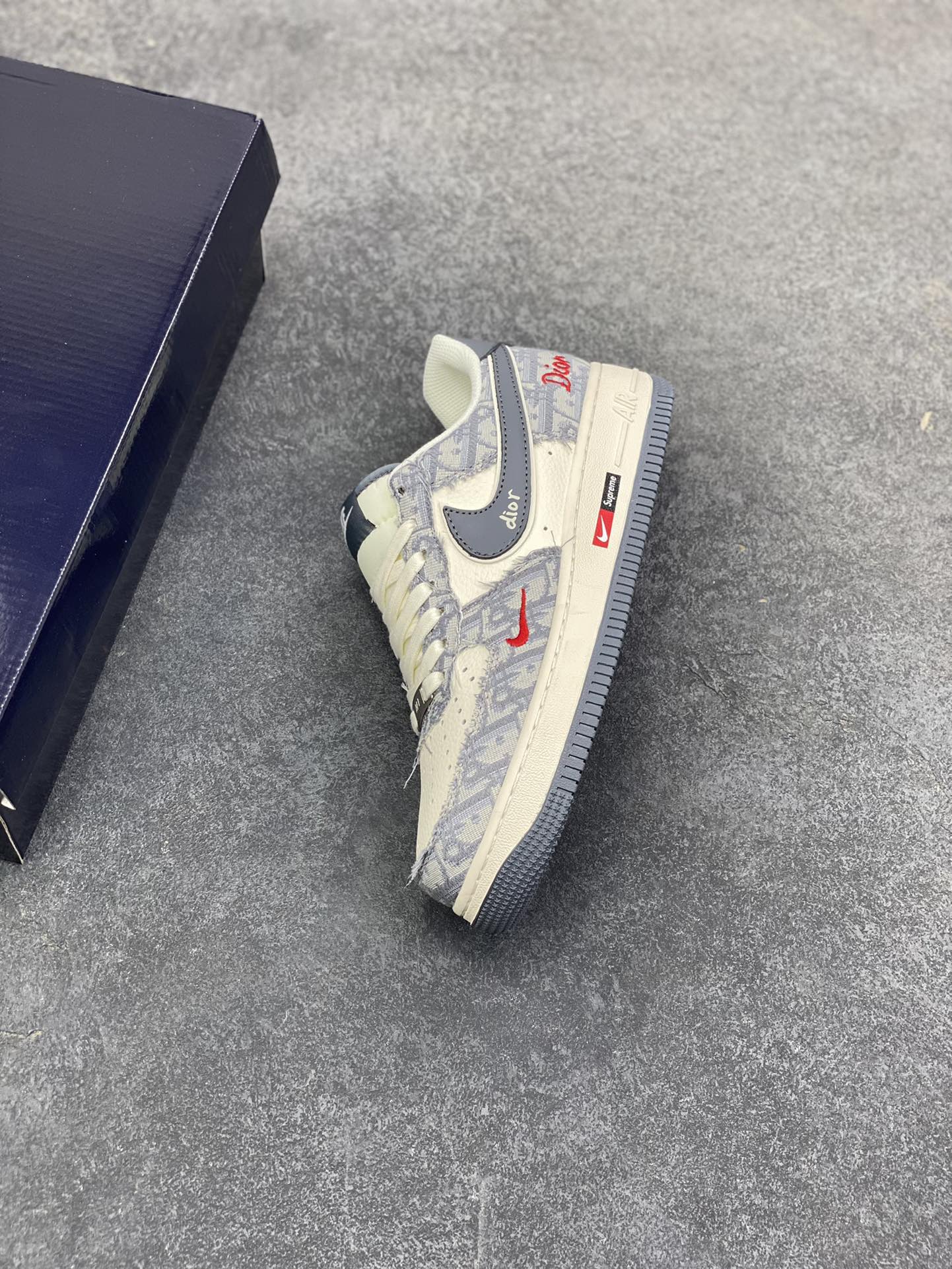 图片[7]-Nike Air Force 1 \’07 Low “迪奥联名——花纹米灰红”空军一号 高端定制 低帮 运动鞋 休闲鞋 折边针车 工艺难度大 原楦头原纸板 原装鞋盒 定制五金配件 内置全掌气垫 原厂鞋底 货号：MZ9588-807 尺码：36 36.5 37.5 38 38.5 39 40 40.5 41 42 42.5 43 44 44.5 45-选品中心